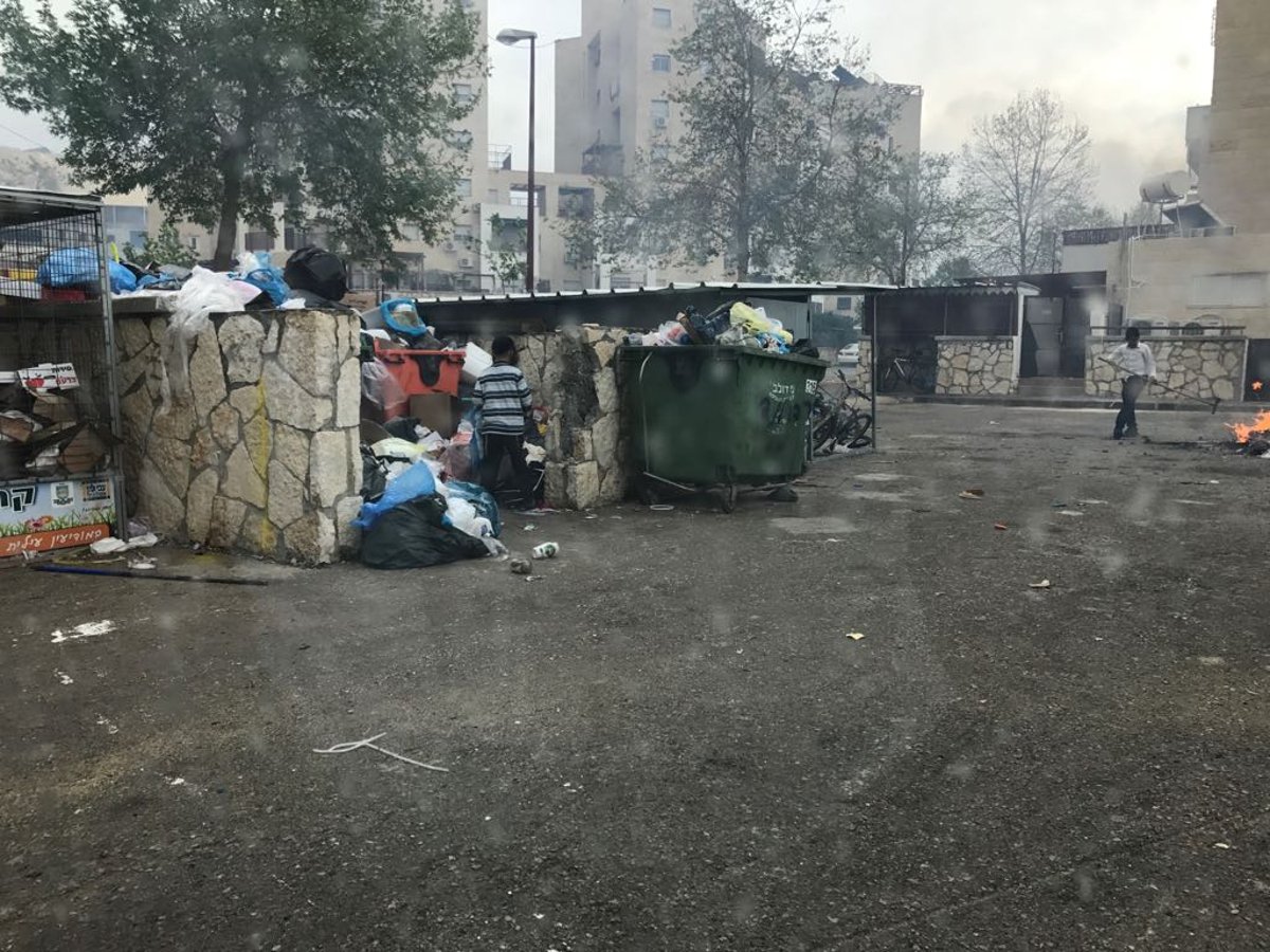 מודיעין עילית: כמויות של אשפה ברחובות