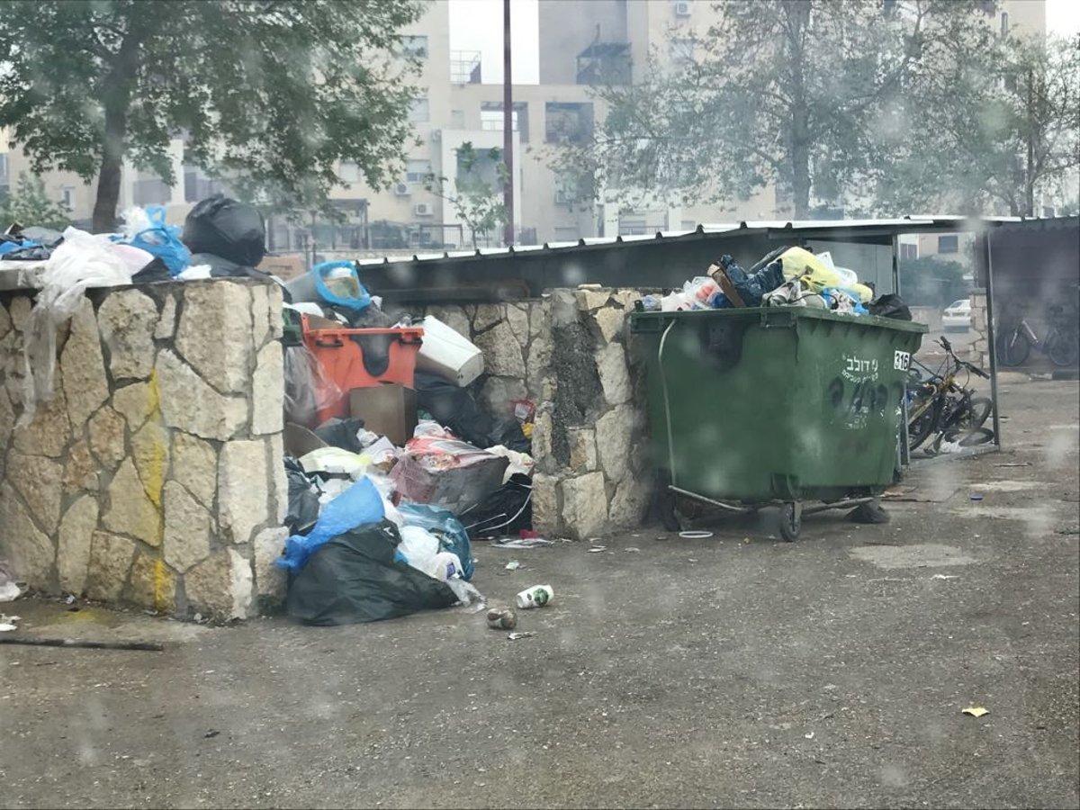 מודיעין עילית: כמויות של אשפה ברחובות