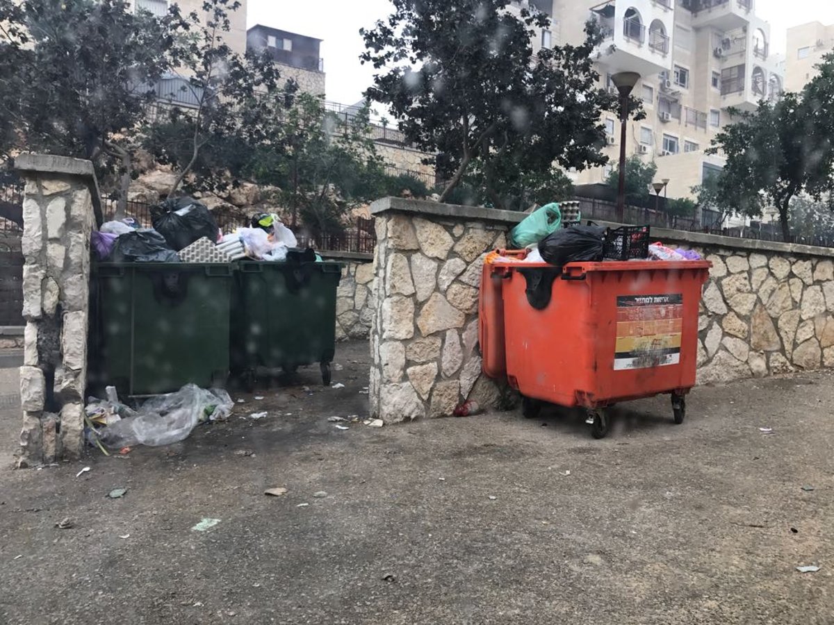 מודיעין עילית: כמויות של אשפה ברחובות