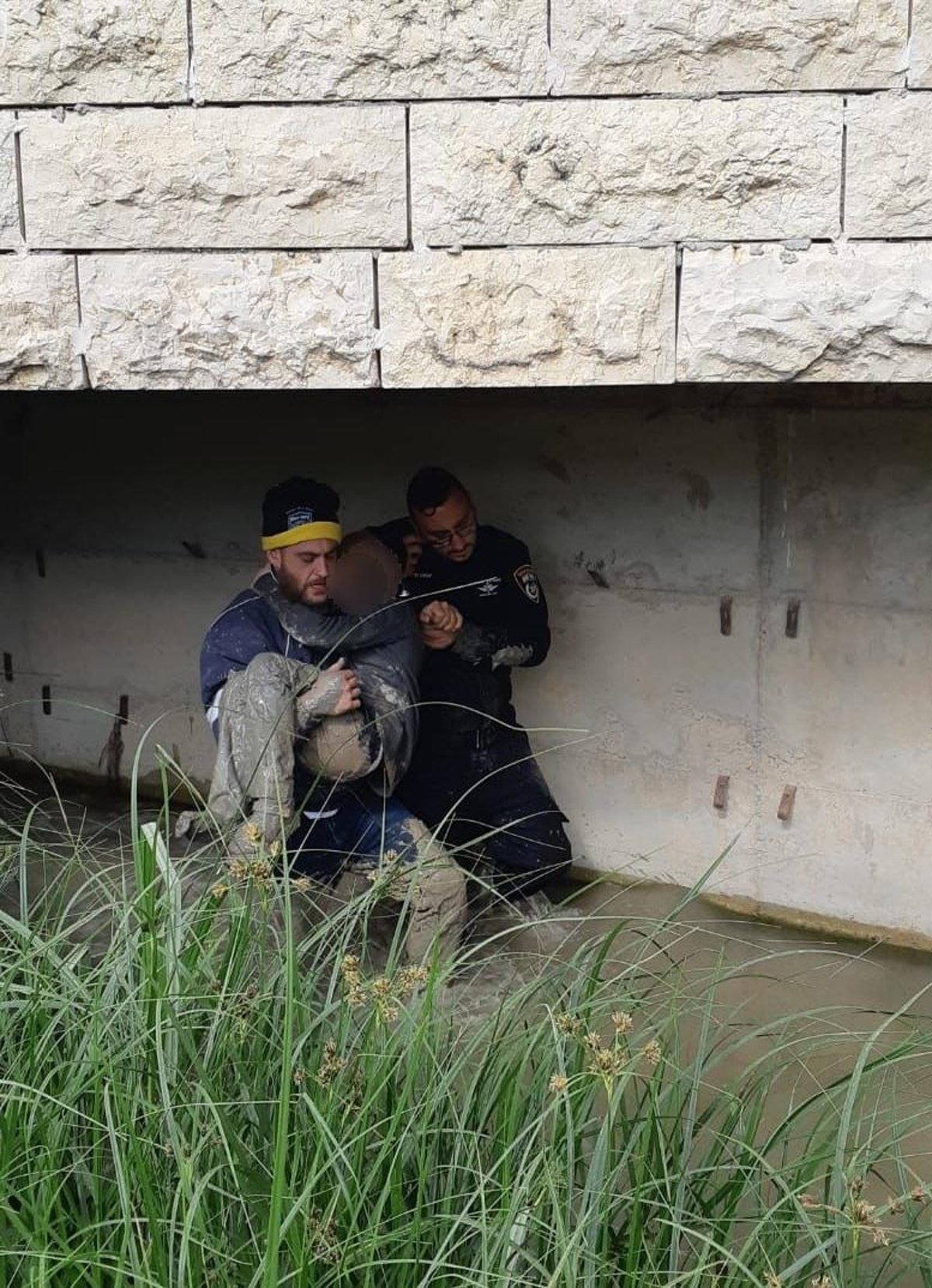 בית שמש: בן 9 הלוקה בשכלו אותר שקוע עמוק בבוץ