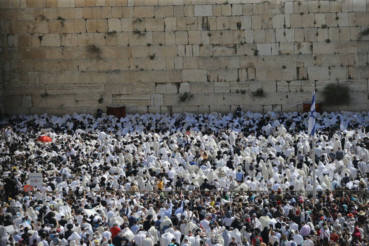 אלפים השתתפו בברכת כהנים בכותל המערבי • צפו