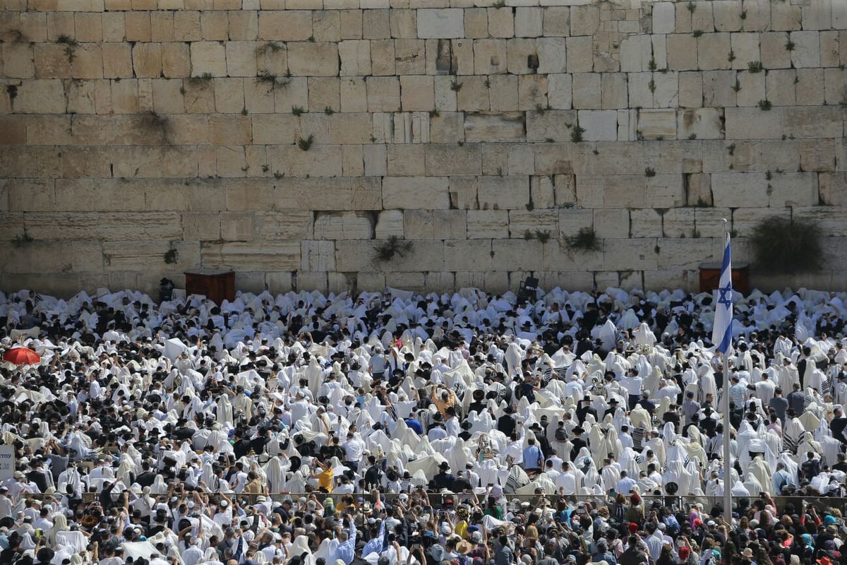 אלפים השתתפו בברכת כהנים בכותל המערבי • צפו