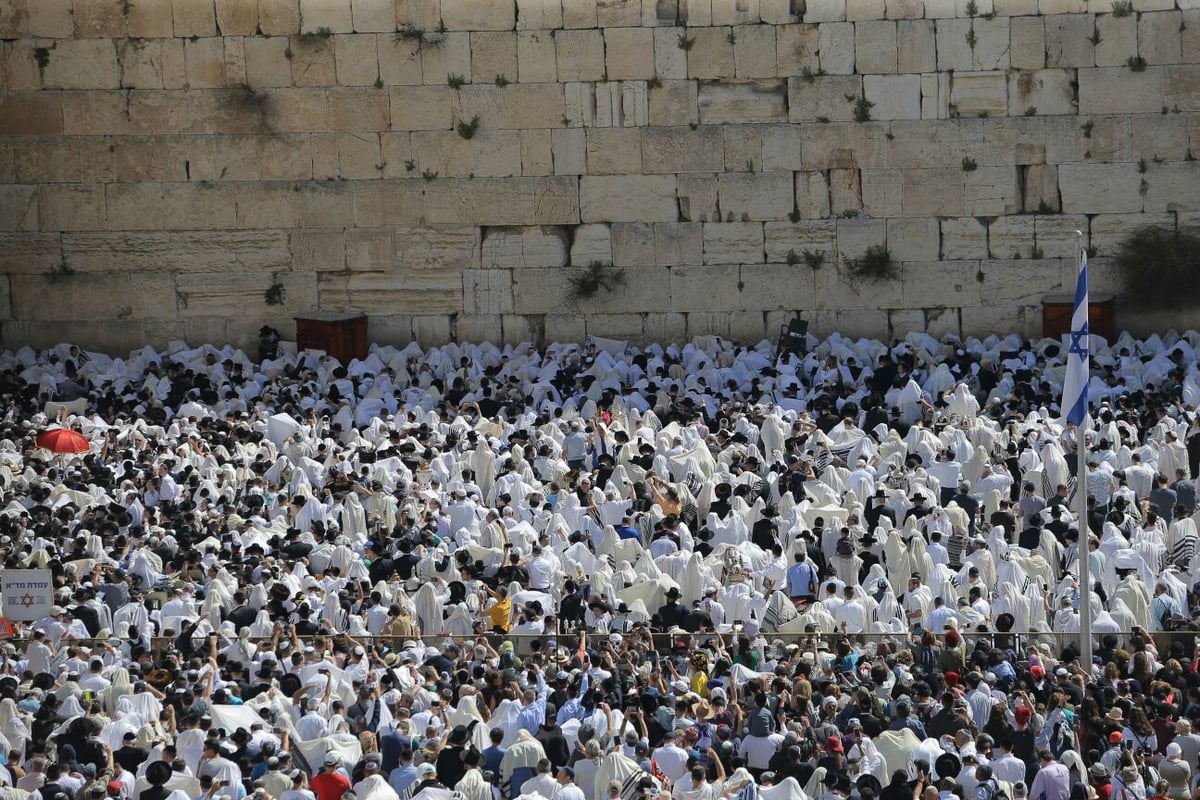 אלפים השתתפו בברכת כהנים בכותל המערבי • צפו