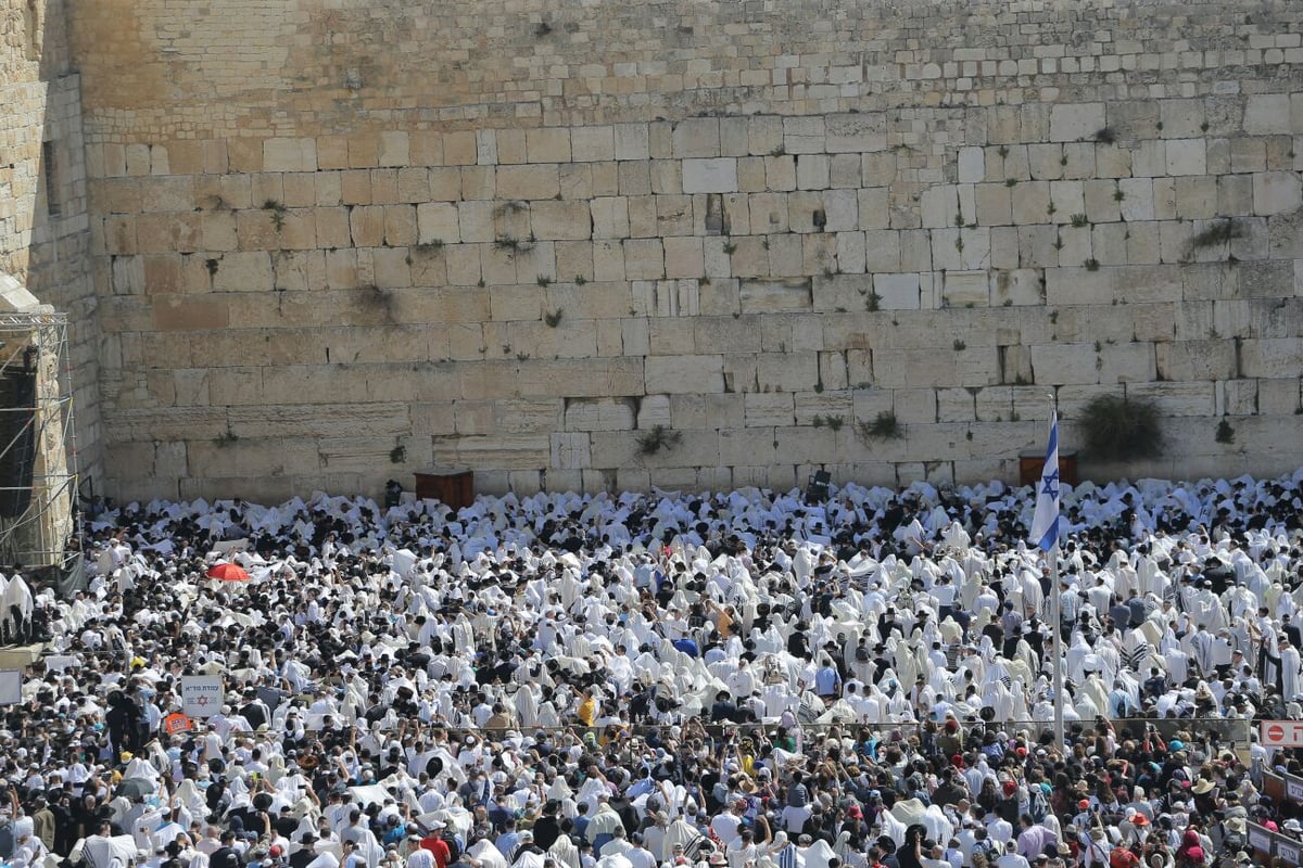 אלפים השתתפו בברכת כהנים בכותל המערבי • צפו