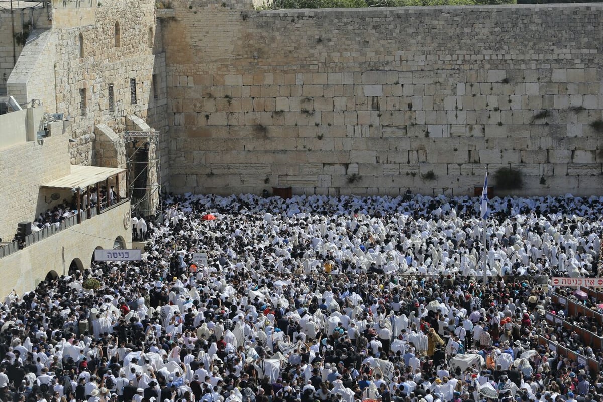 אלפים השתתפו בברכת כהנים בכותל המערבי • צפו