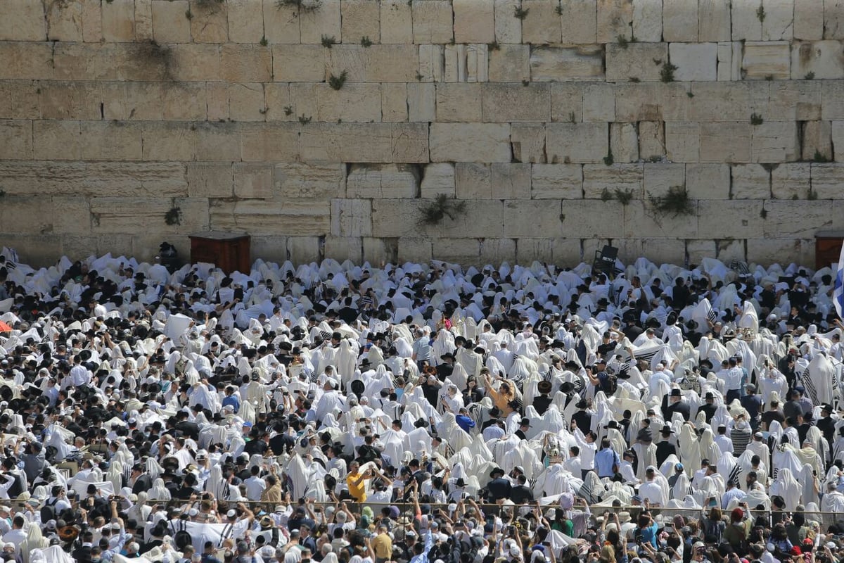 אלפים השתתפו בברכת כהנים בכותל המערבי • צפו