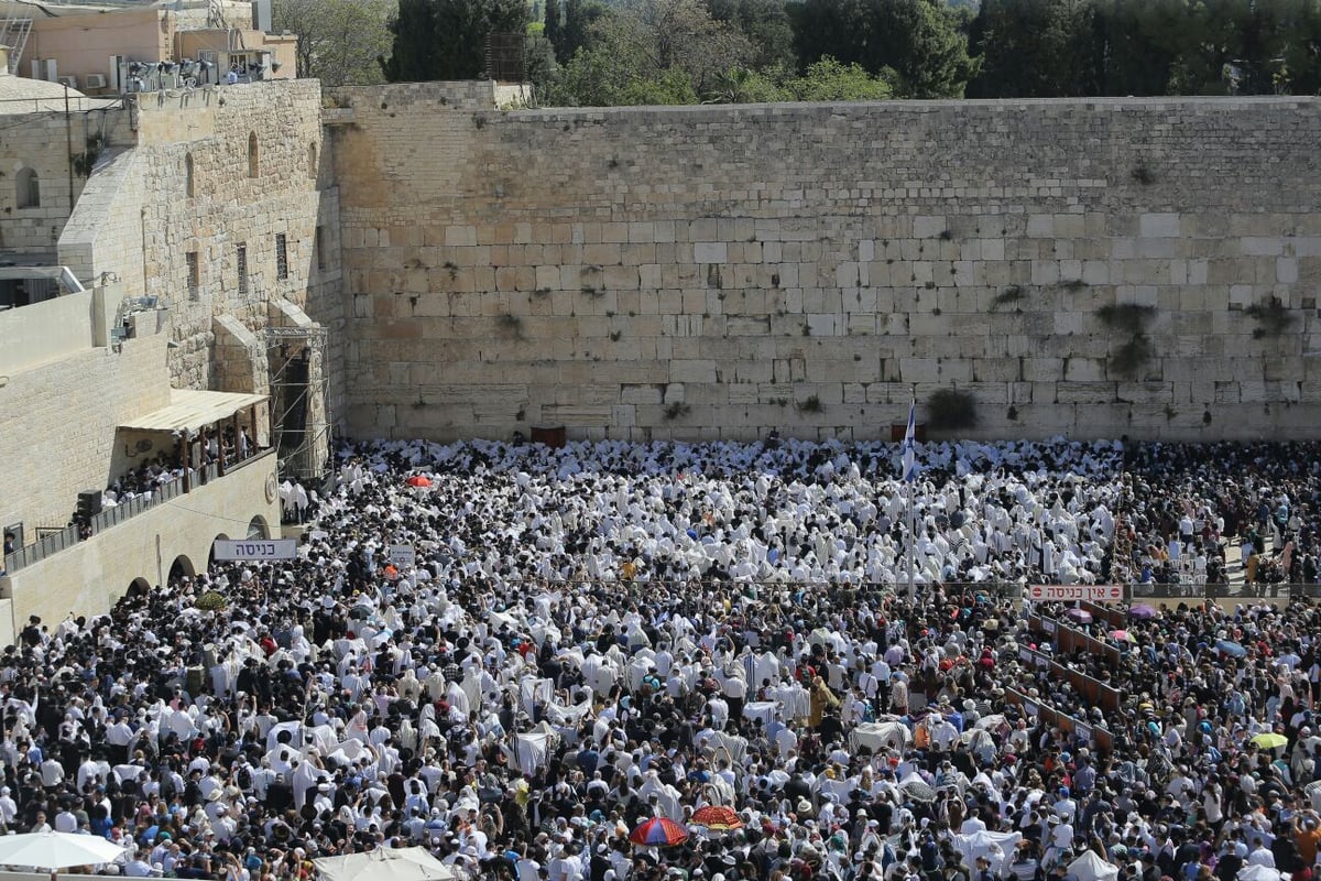 אלפים השתתפו בברכת כהנים בכותל המערבי • צפו