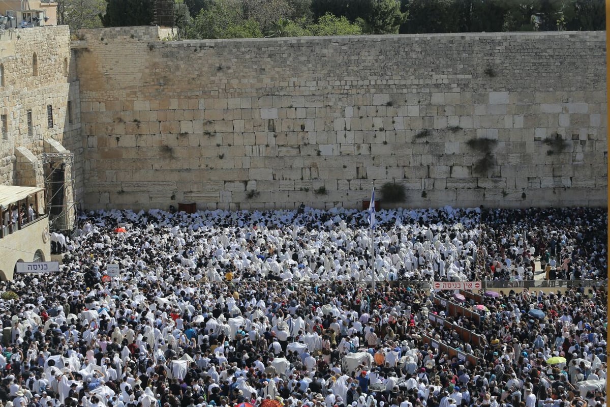 אלפים השתתפו בברכת כהנים בכותל המערבי • צפו