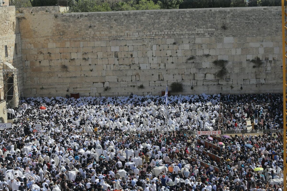 אלפים השתתפו בברכת כהנים בכותל המערבי • צפו