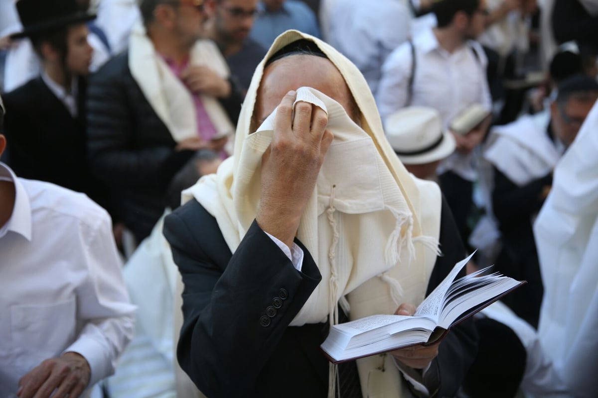 אלפים השתתפו בברכת כהנים בכותל המערבי • צפו