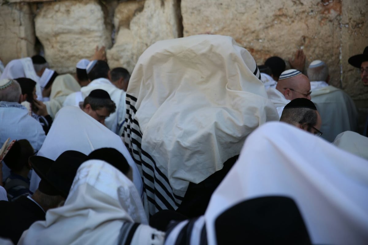 אלפים השתתפו בברכת כהנים בכותל המערבי • צפו