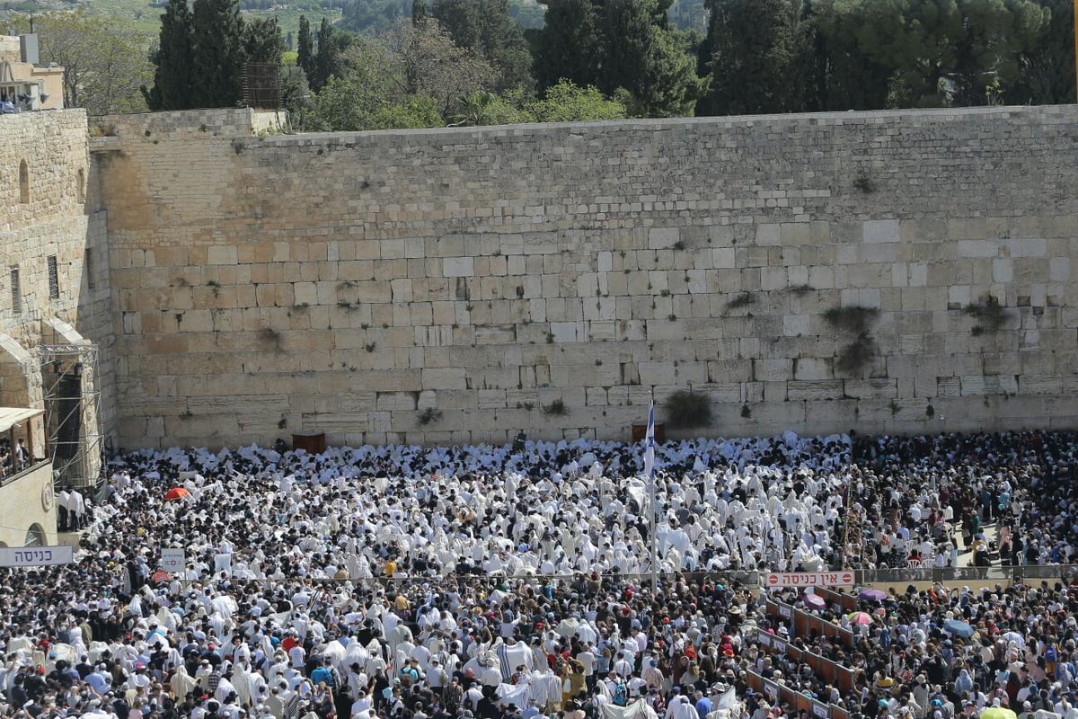 אלפים השתתפו בברכת כהנים בכותל המערבי • צפו