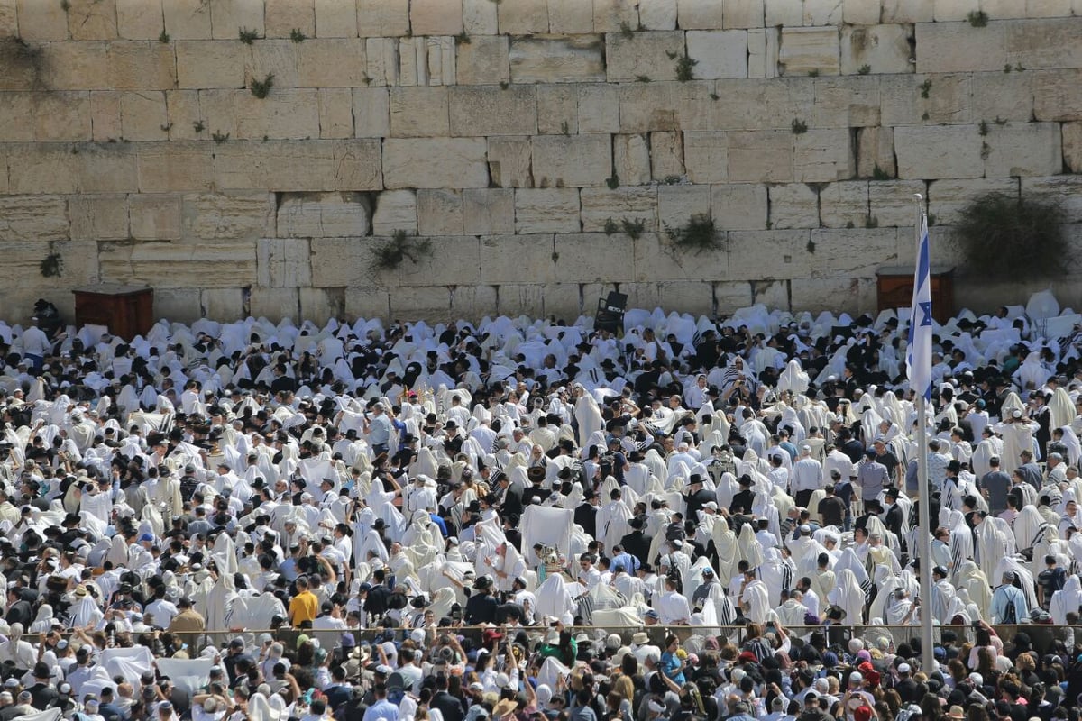 אלפים השתתפו בברכת כהנים בכותל המערבי • צפו