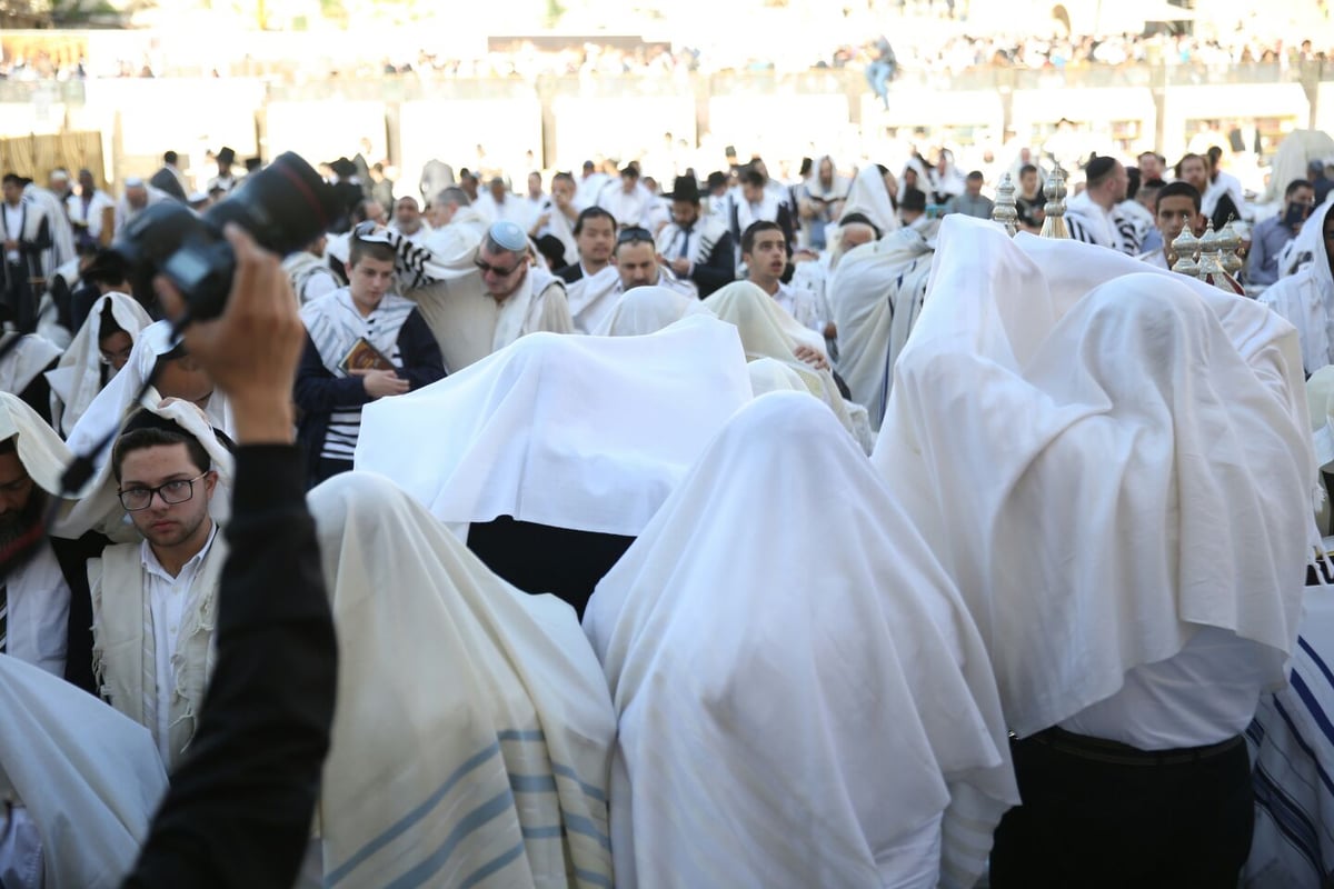 אלפים השתתפו בברכת כהנים בכותל המערבי • צפו