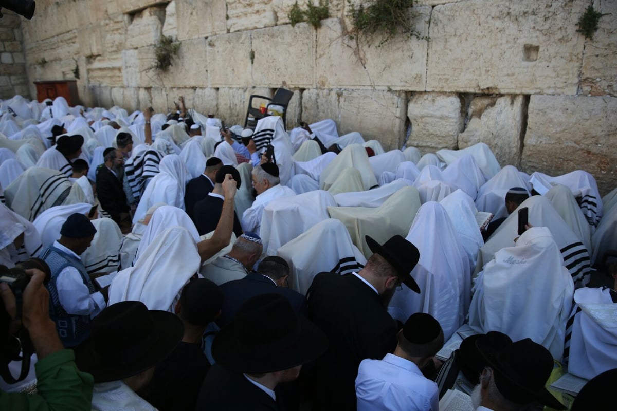 אלפים השתתפו בברכת כהנים בכותל המערבי • צפו