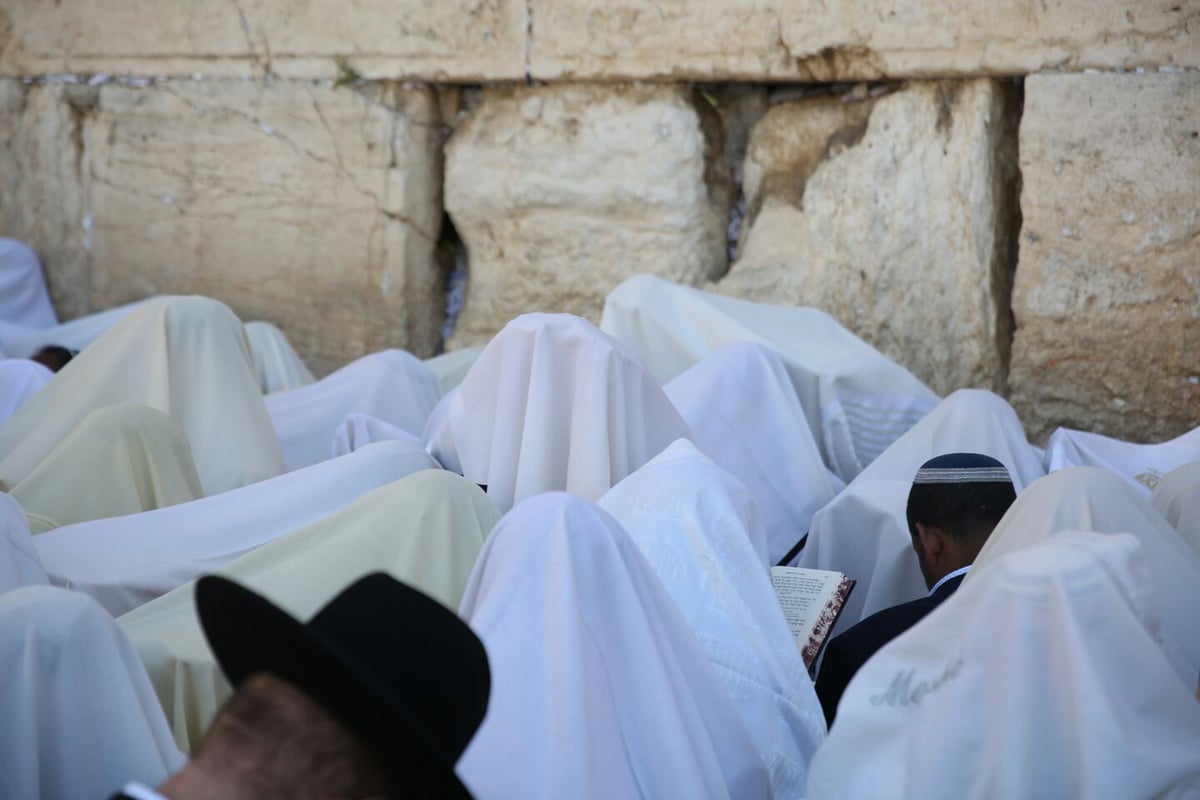 אלפים השתתפו בברכת כהנים בכותל המערבי • צפו