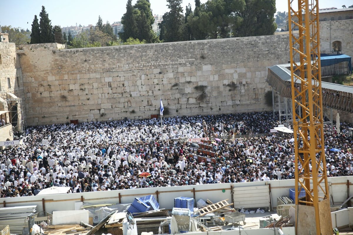 אלפים השתתפו בברכת כהנים בכותל המערבי • צפו