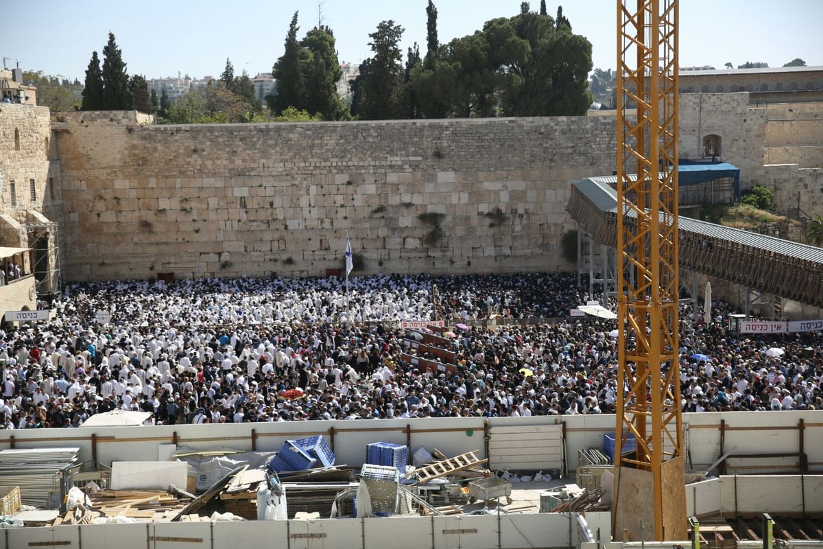 אלפים השתתפו בברכת כהנים בכותל המערבי • צפו