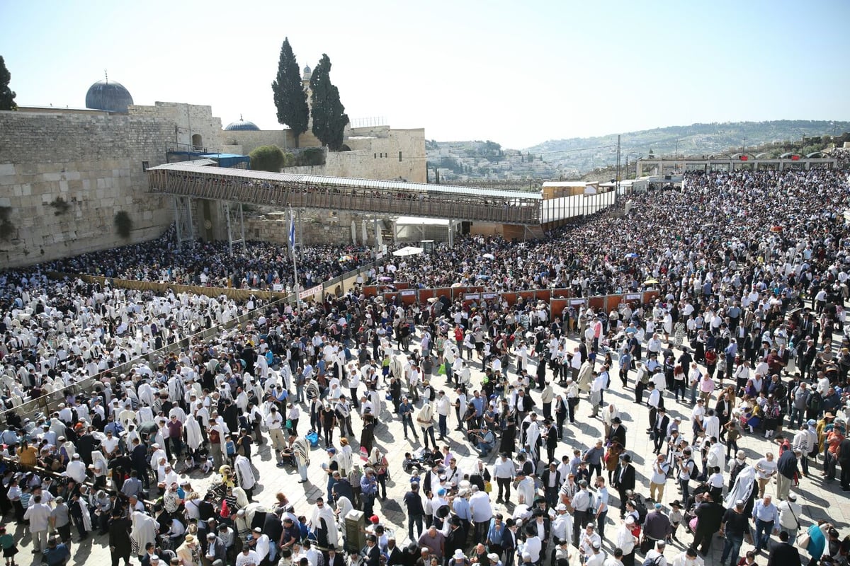 אלפים השתתפו בברכת כהנים בכותל המערבי • צפו