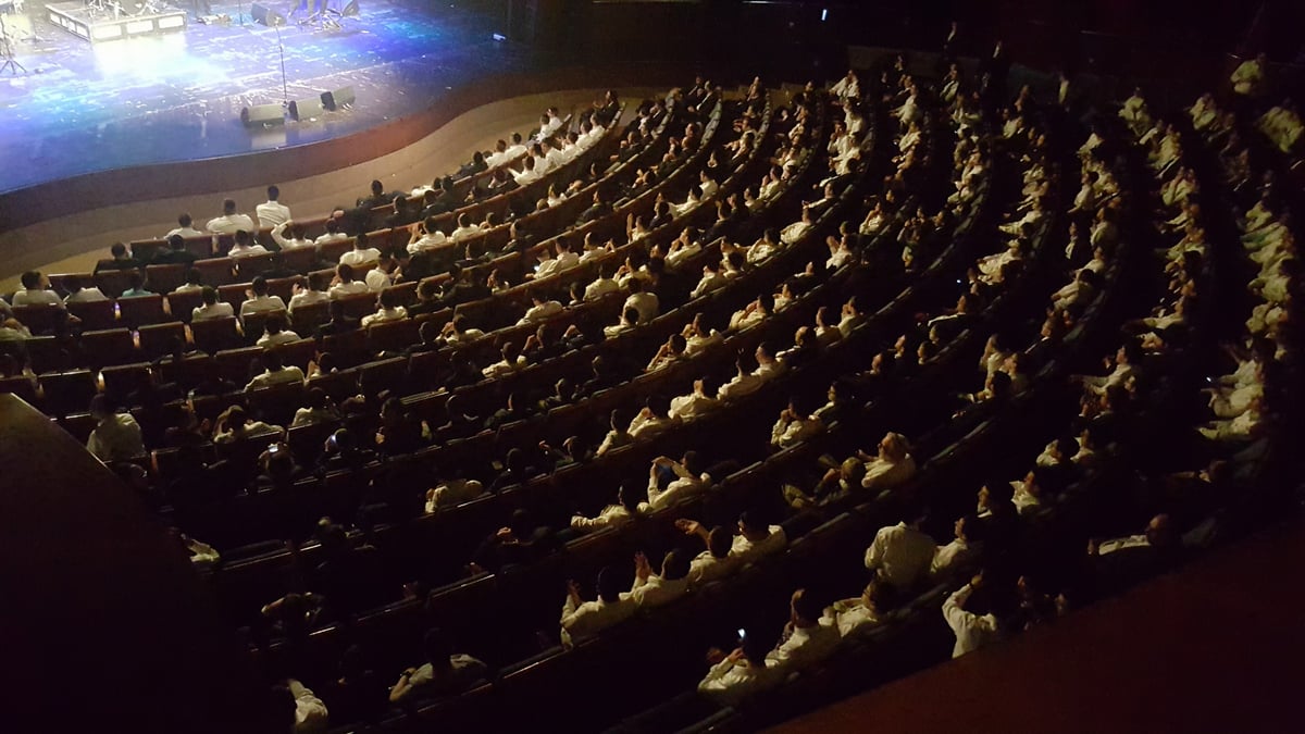 מיילך קאהן ו'המנגנים' סחפו את פתח תקווה • צפו