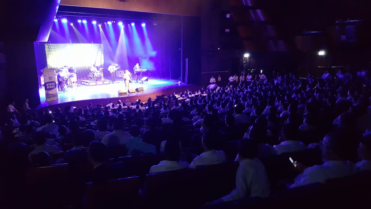 מיילך קאהן ו'המנגנים' סחפו את פתח תקווה • צפו