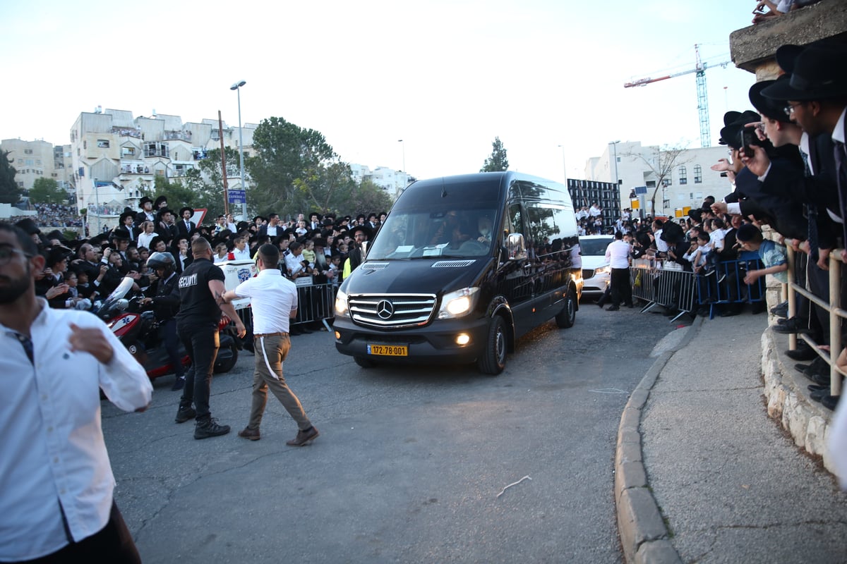 במעמד מיוחד: אלפים קיבלו בשירה את פני מרן שר התורה