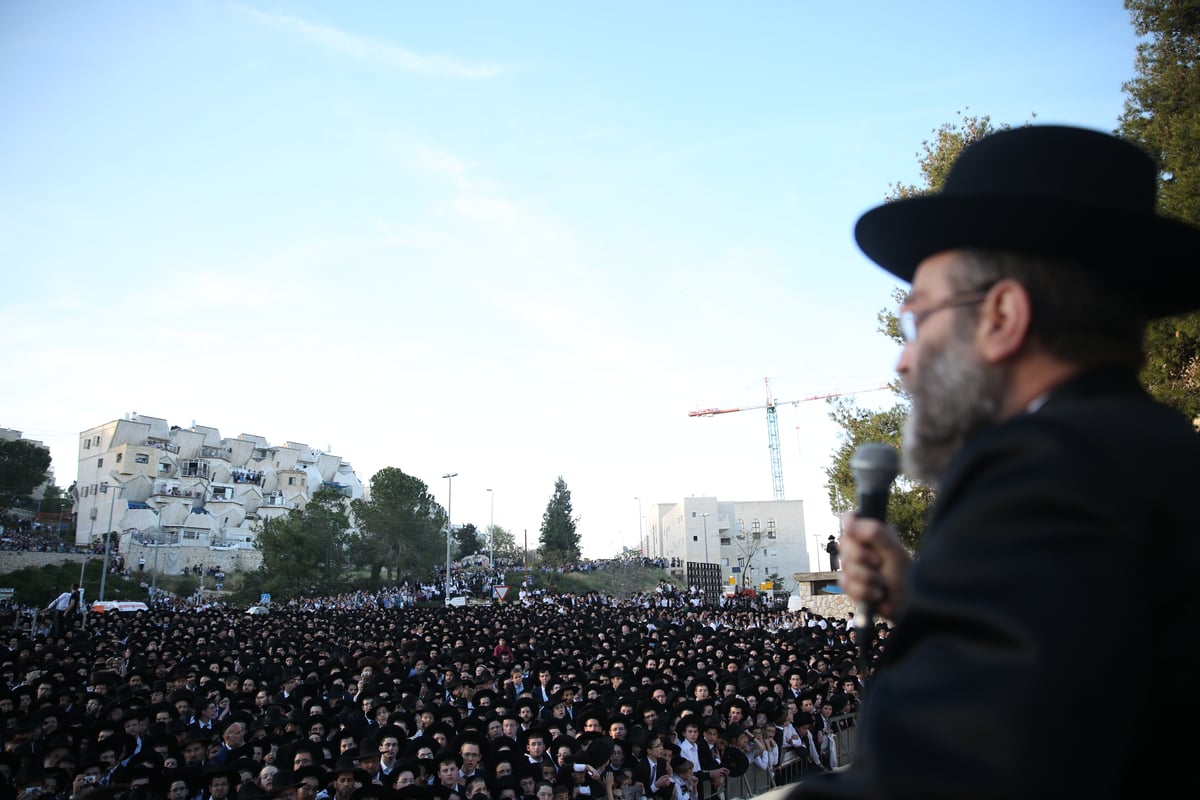 במעמד מיוחד: אלפים קיבלו בשירה את פני מרן שר התורה