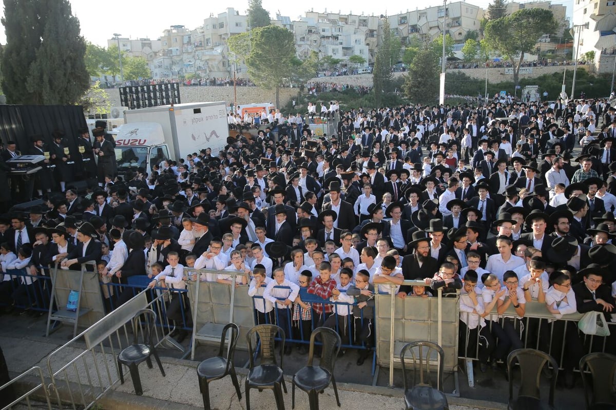 מרן הגר"ח קנייבסקי מבקר בירושלים; אלפים ממתינים