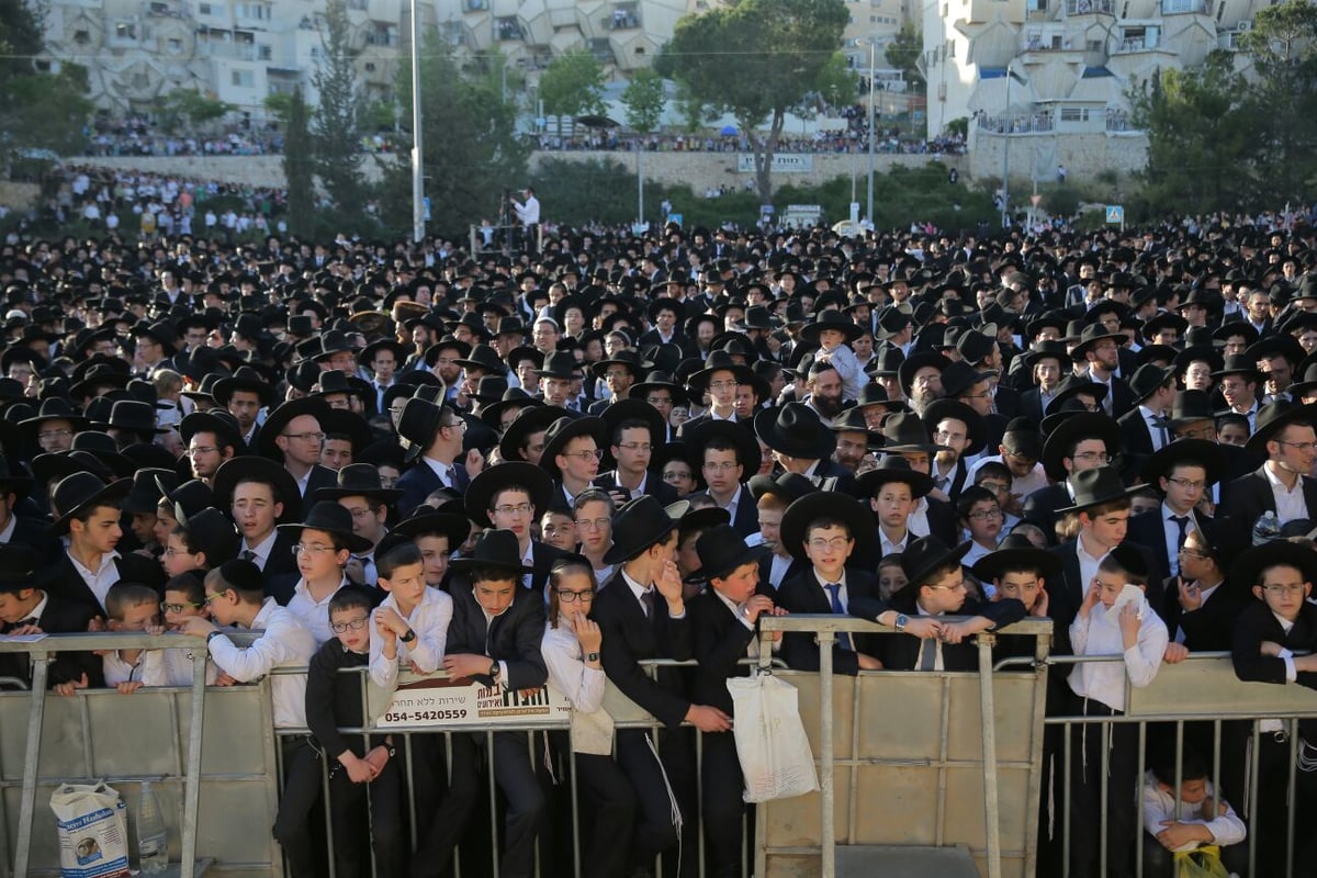 מרן הגר"ח קנייבסקי מבקר בירושלים; אלפים ממתינים