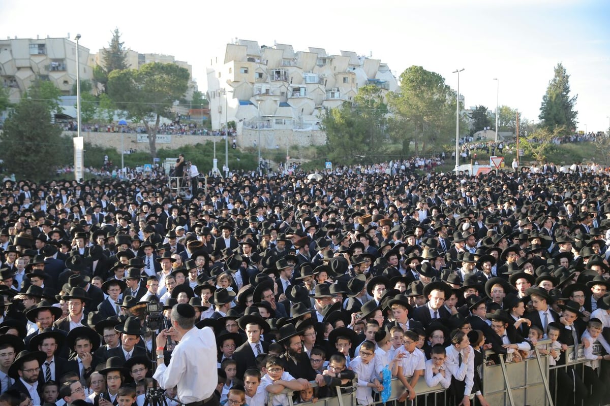 מרן הגר"ח קנייבסקי מבקר בירושלים; אלפים ממתינים