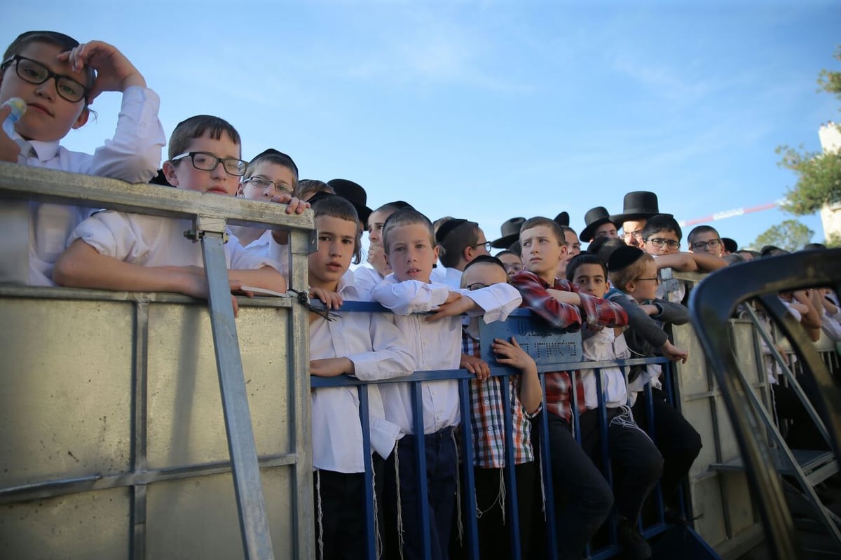 מרן הגר"ח קנייבסקי מבקר בירושלים; אלפים ממתינים