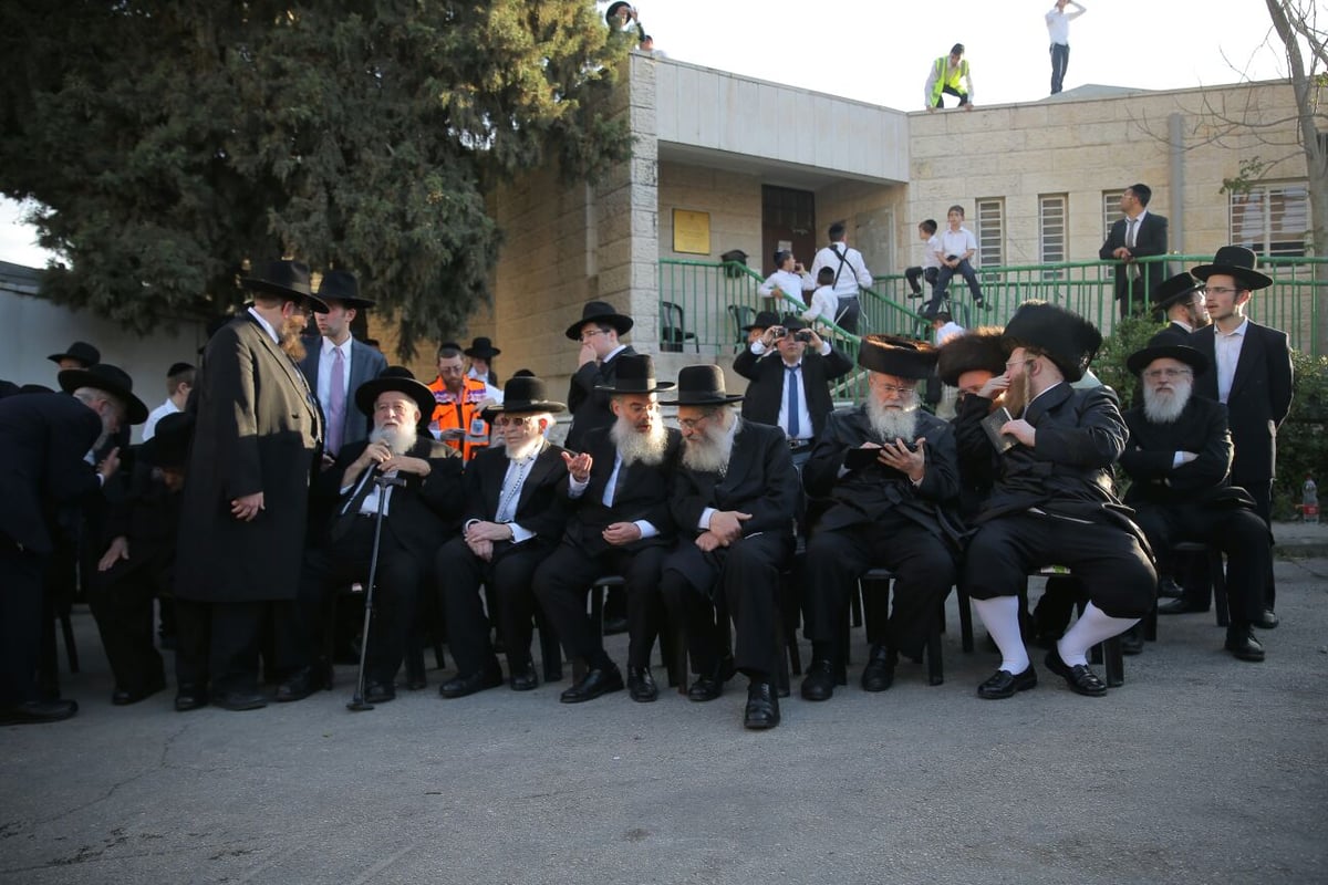 מרן הגר"ח קנייבסקי מבקר בירושלים; אלפים ממתינים