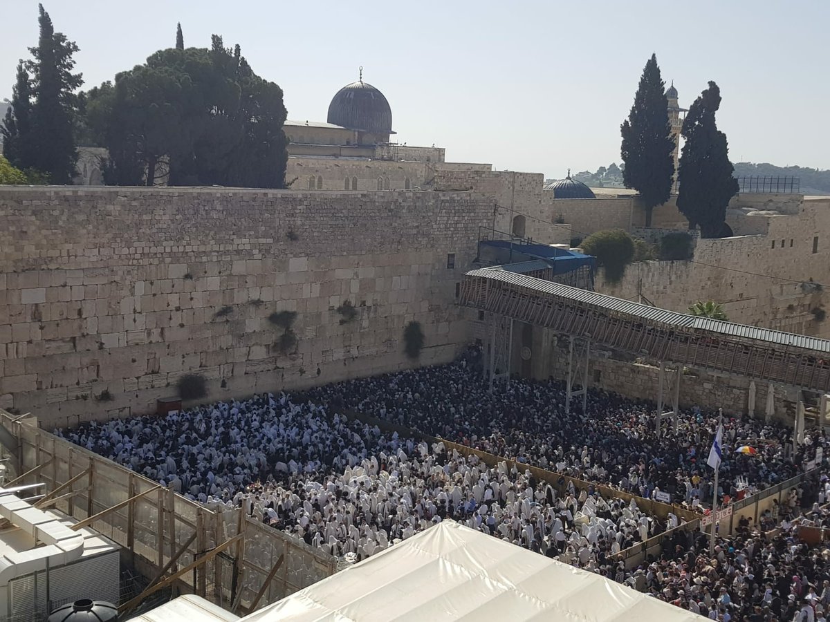 ברכת כהנים בכותל המערבי: תיעוד מרהיב מהמנוף