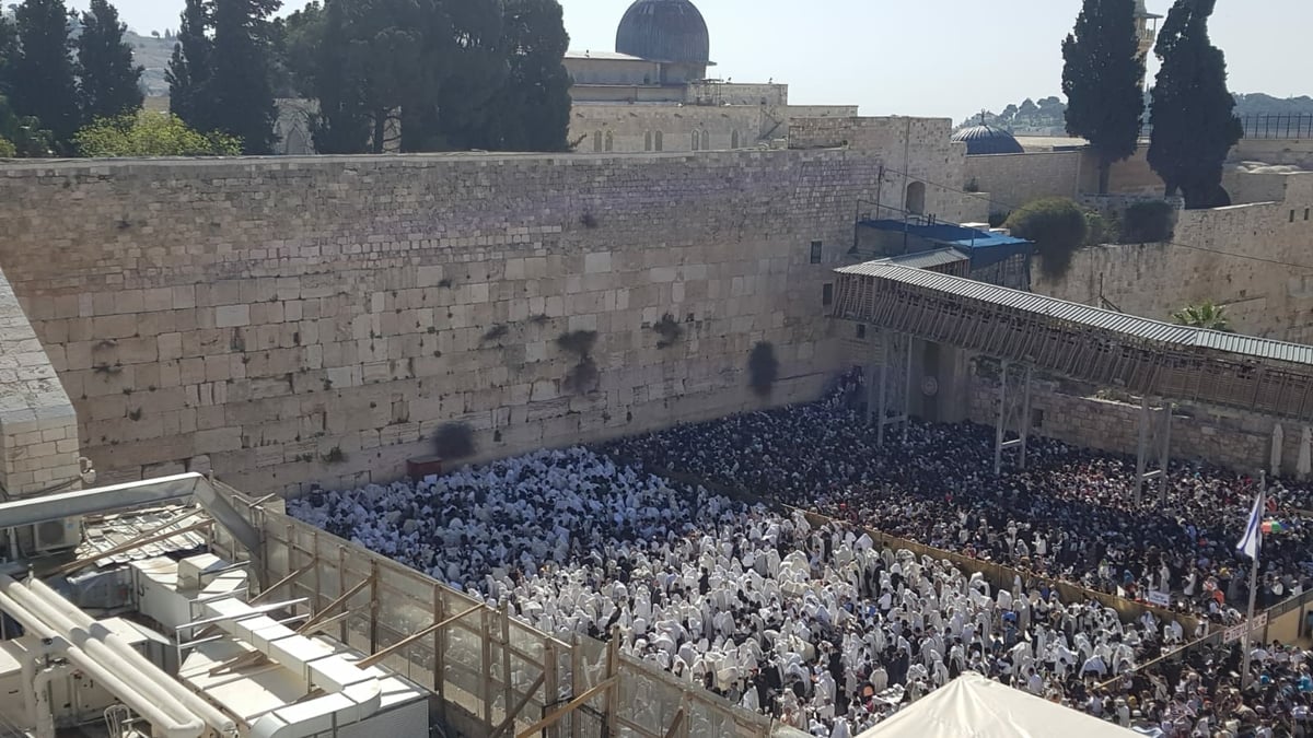 ברכת כהנים בכותל המערבי: תיעוד מרהיב מהמנוף