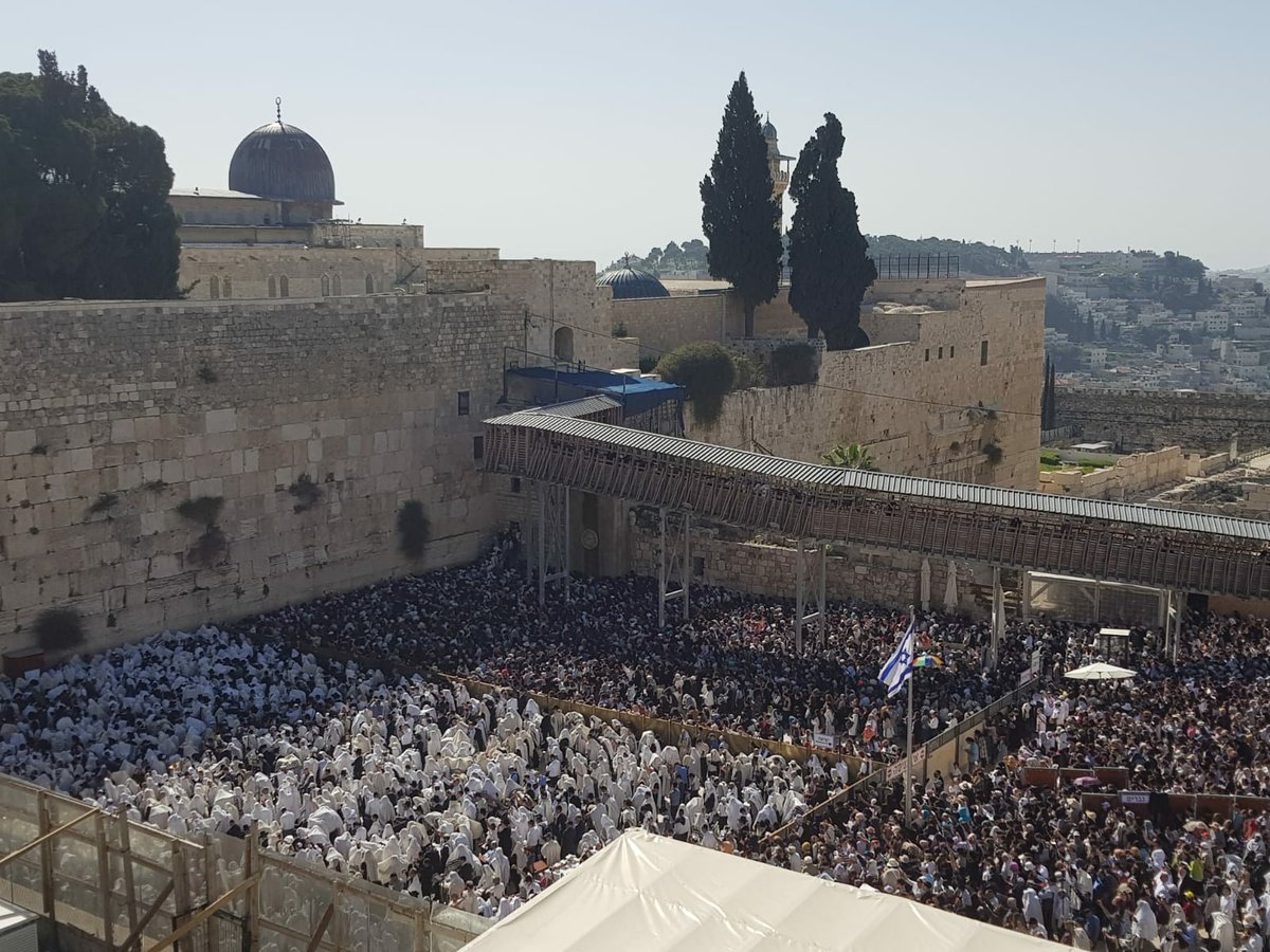 ברכת כהנים בכותל המערבי: תיעוד מרהיב מהמנוף