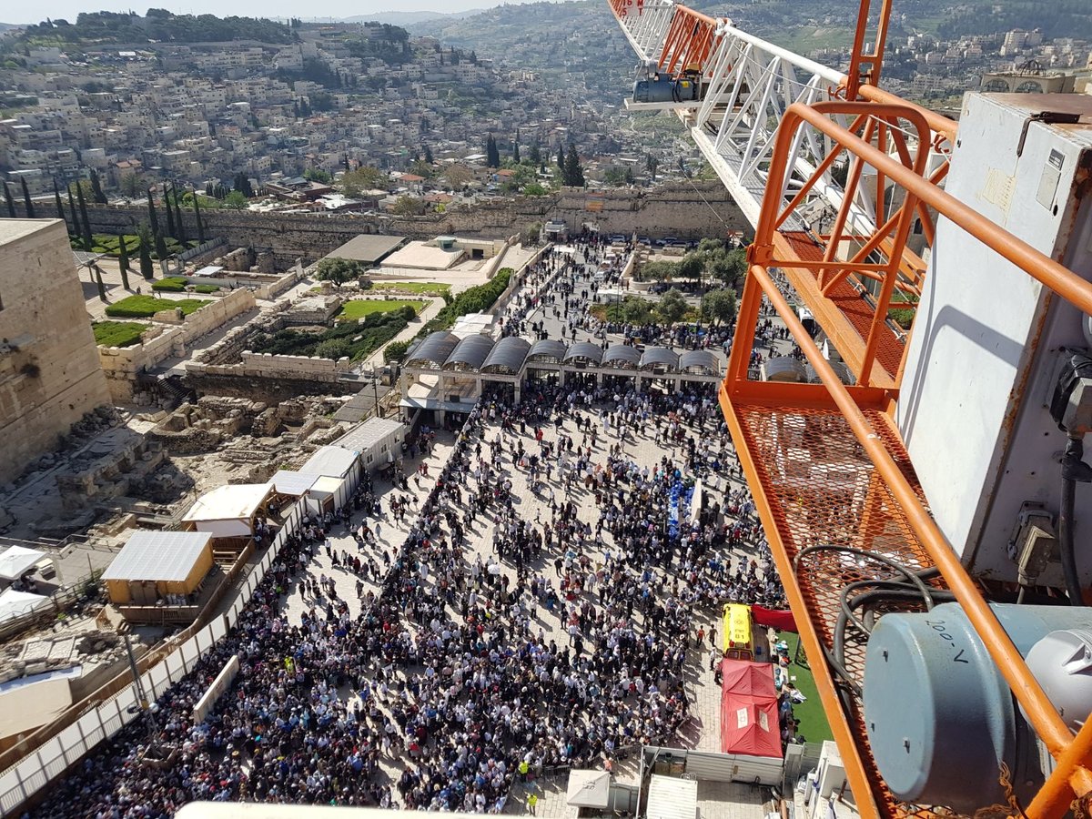 ברכת כהנים בכותל המערבי: תיעוד מרהיב מהמנוף