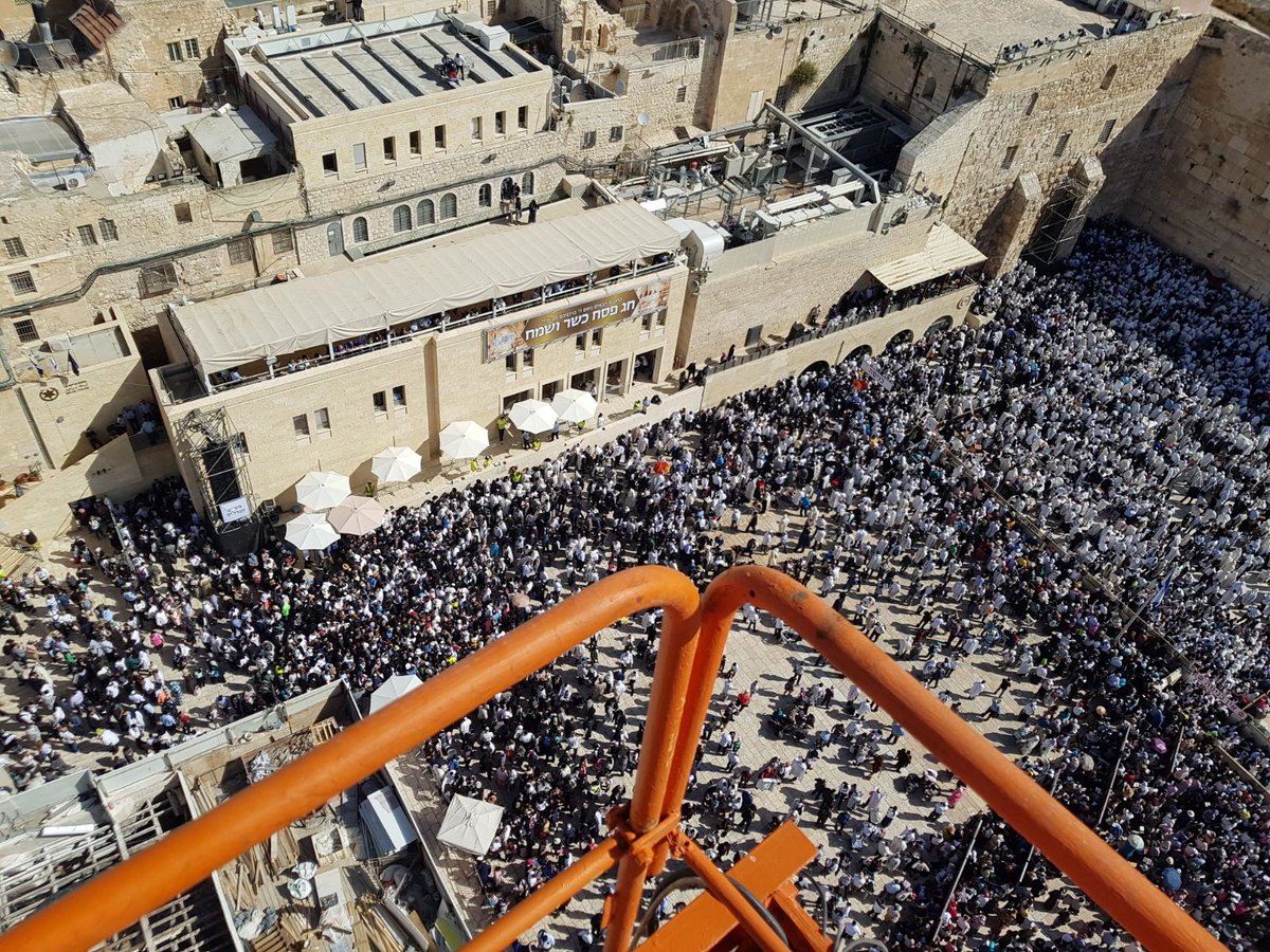 ברכת כהנים בכותל המערבי: תיעוד מרהיב מהמנוף