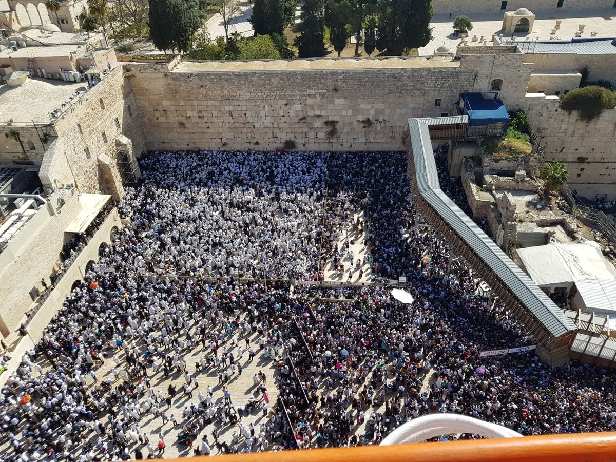 ברכת כהנים בכותל המערבי: תיעוד מרהיב מהמנוף