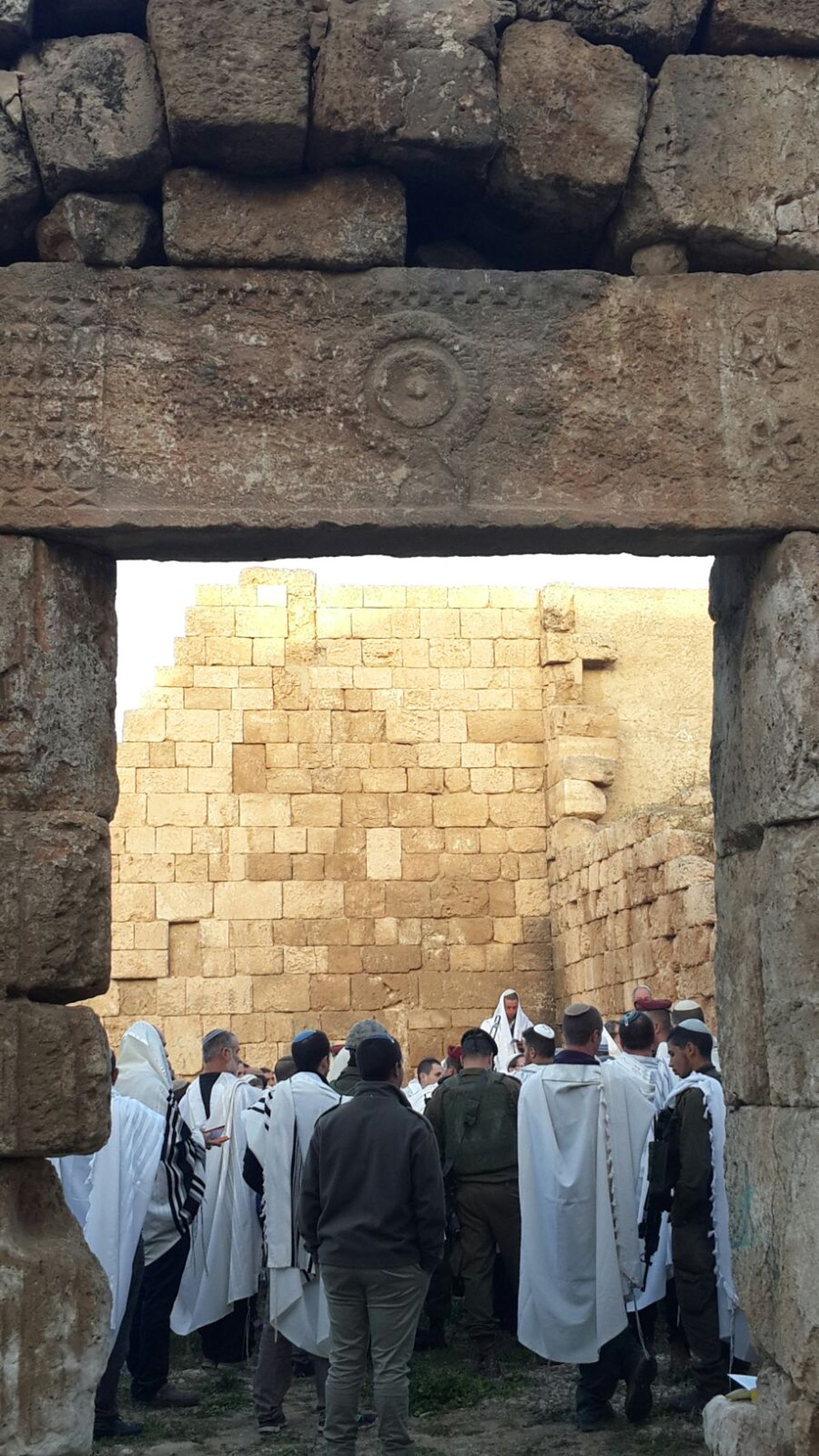 אחרי 4 שנים: תפילה בבית הכנסת העתיק