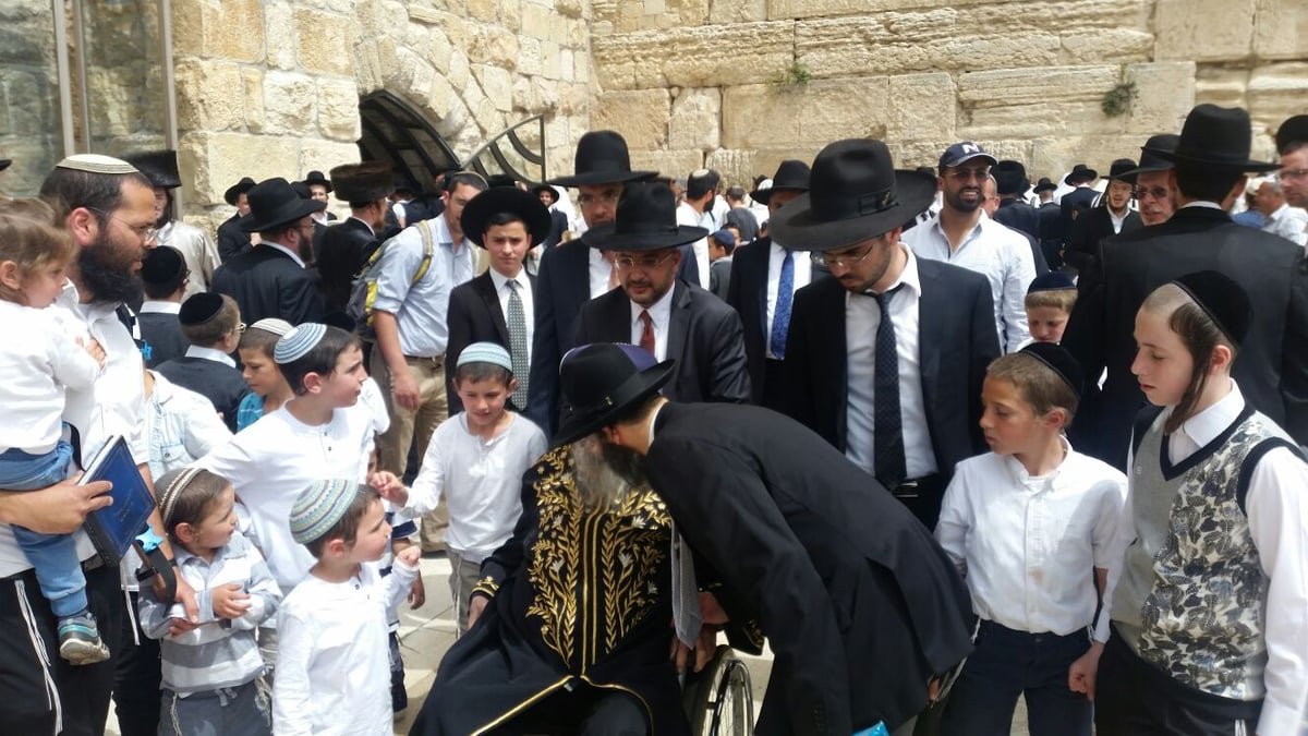 זקן הראשונים לציון בתפילה בכותל המערבי