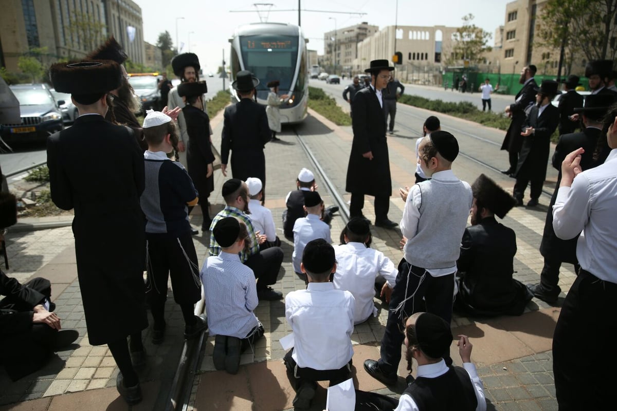 תיעוד: מחאת ילדים נגד נתיחת גופת הפעוט