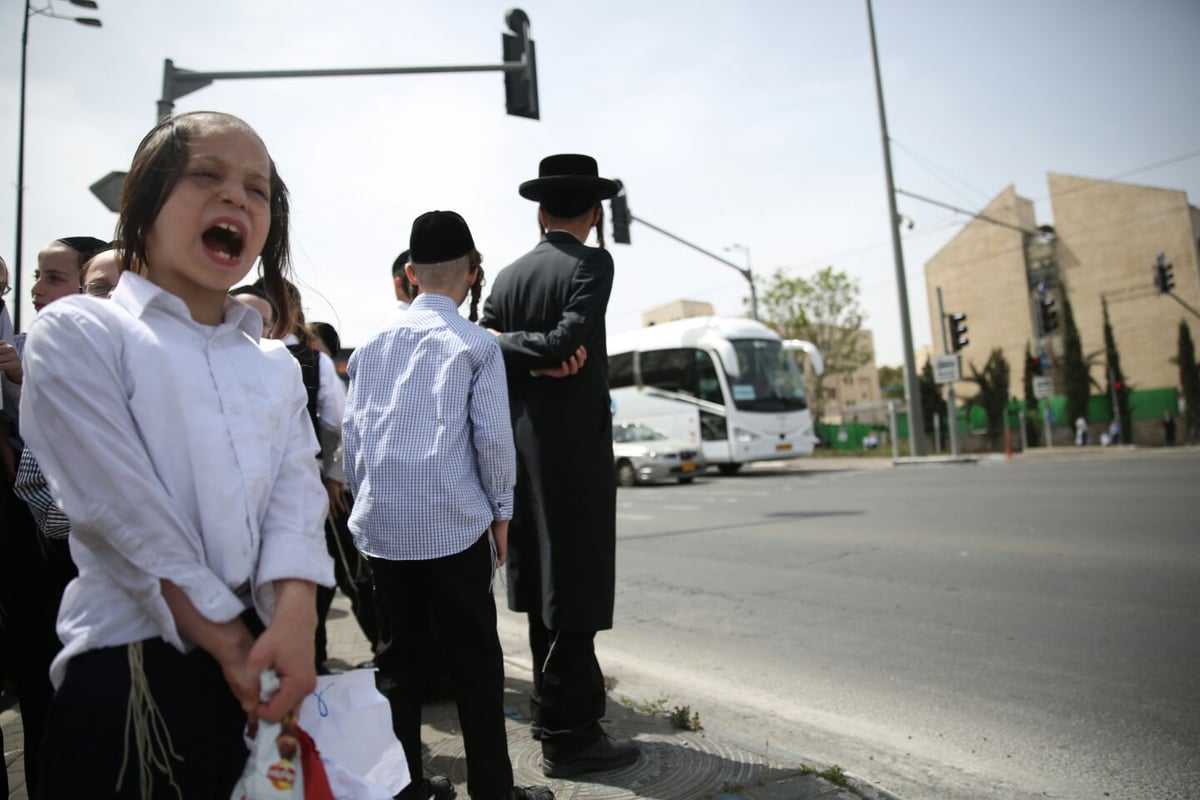 תיעוד: מחאת ילדים נגד נתיחת גופת הפעוט