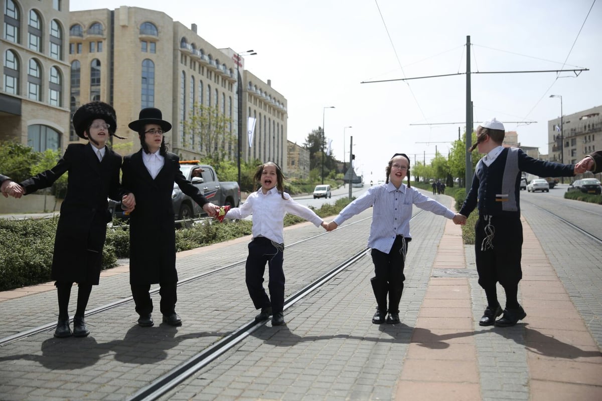 תיעוד: מחאת ילדים נגד נתיחת גופת הפעוט