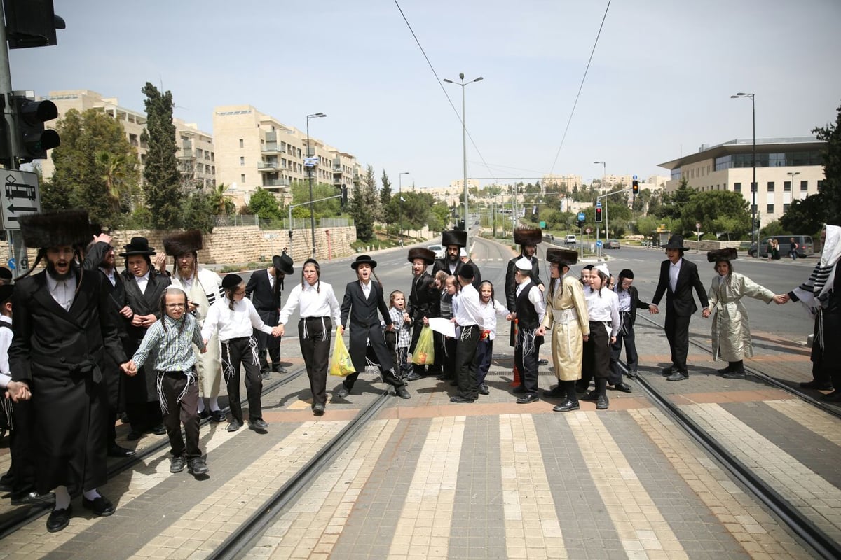 תיעוד: מחאת ילדים נגד נתיחת גופת הפעוט