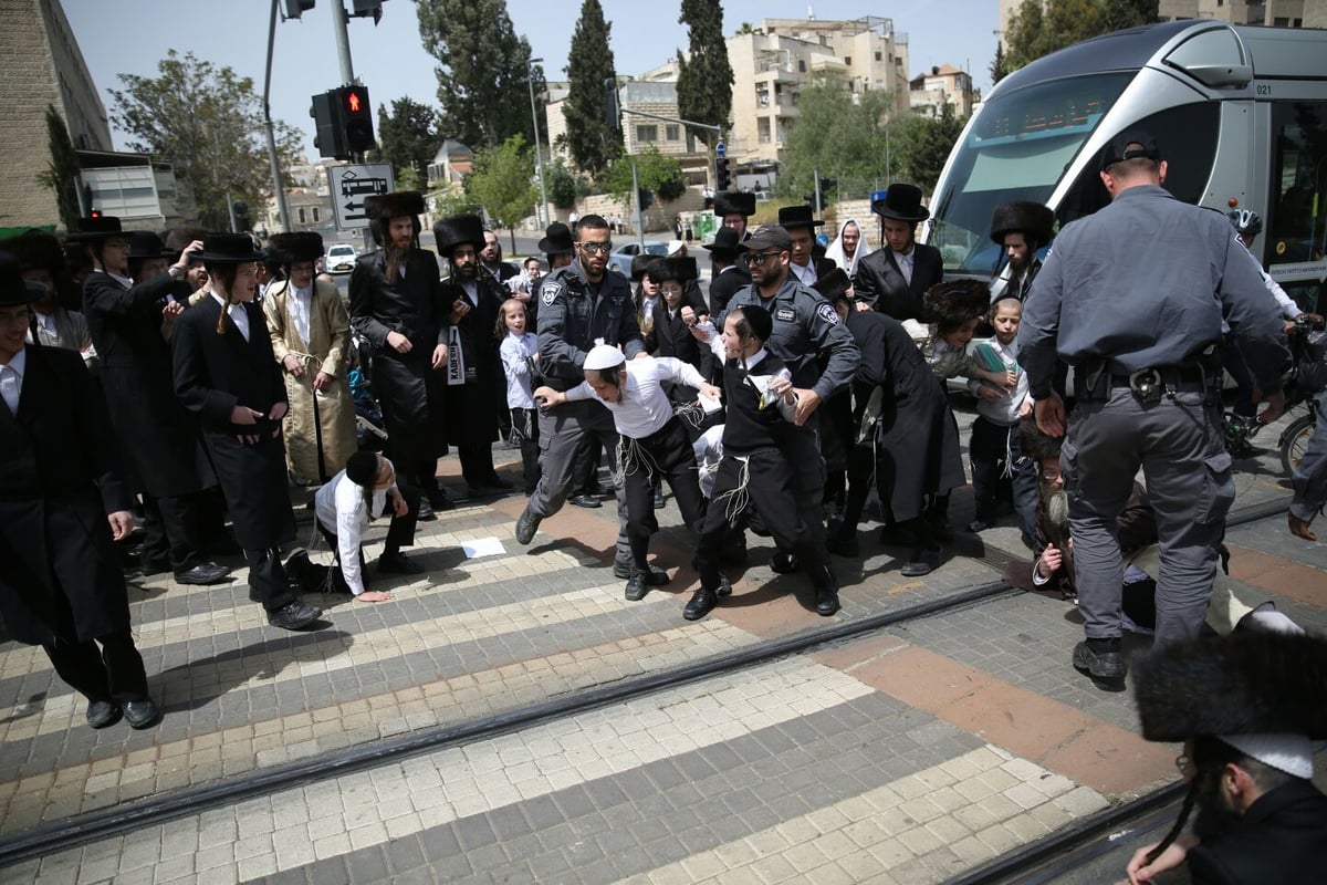 תיעוד: מחאת ילדים נגד נתיחת גופת הפעוט