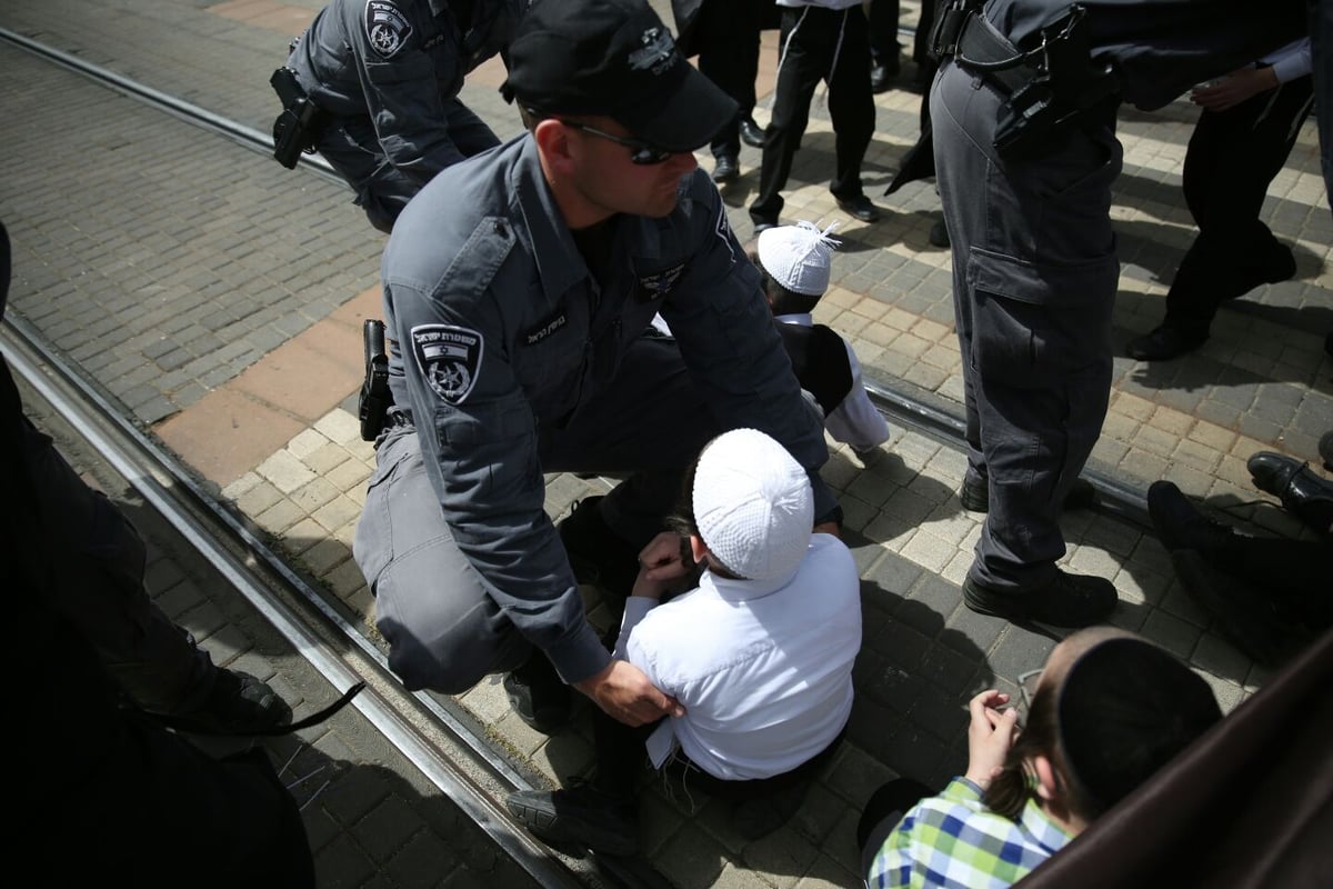 תיעוד: מחאת ילדים נגד נתיחת גופת הפעוט