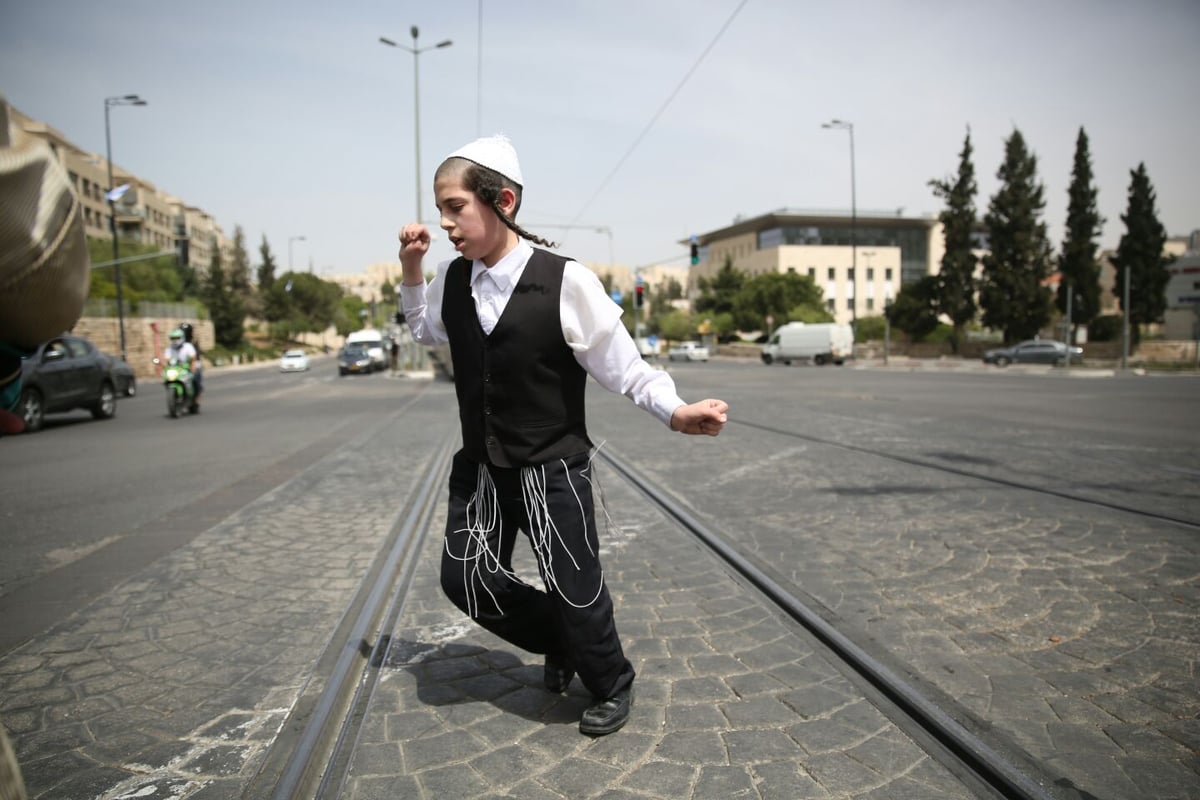 תיעוד: מחאת ילדים נגד נתיחת גופת הפעוט