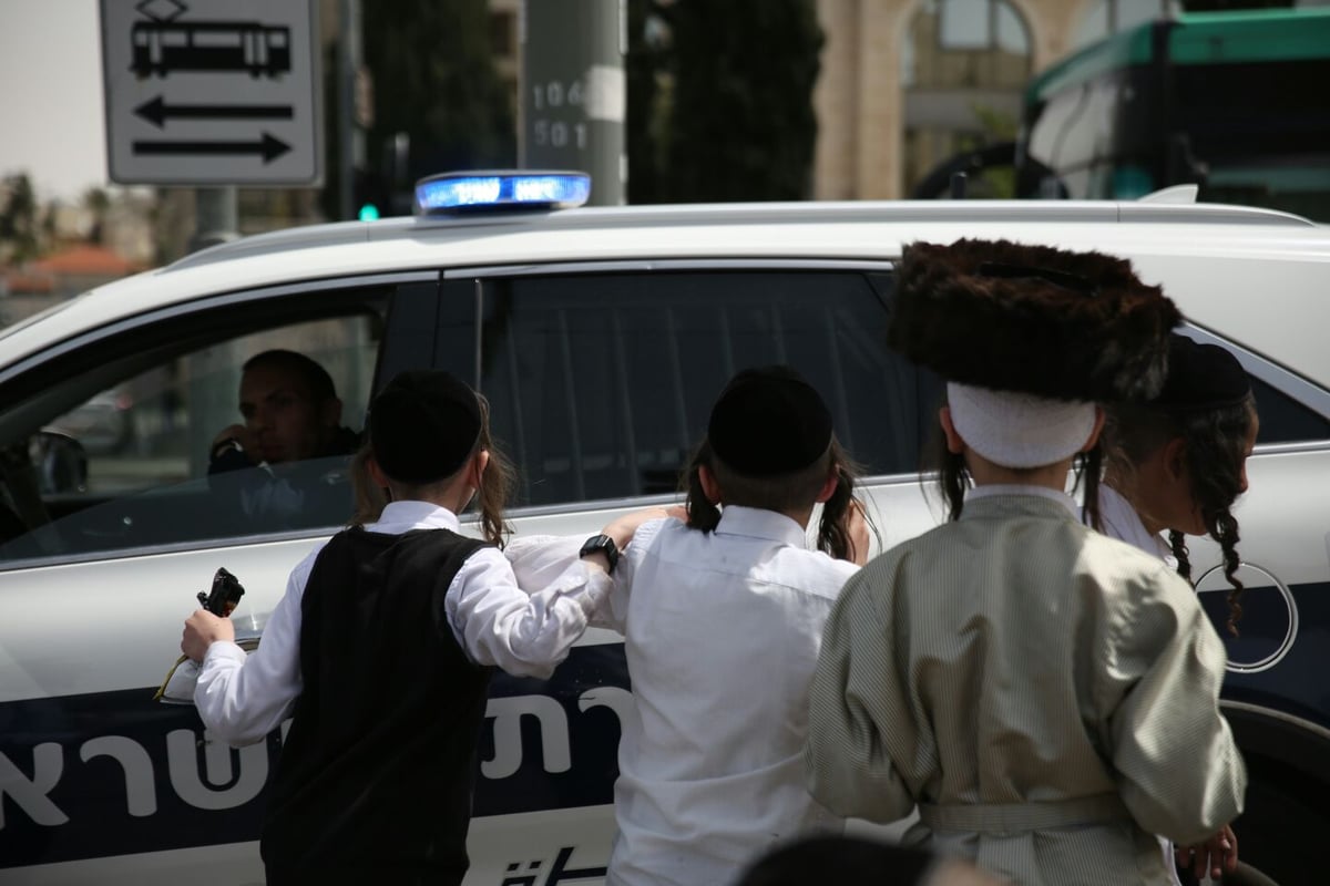 תיעוד: מחאת ילדים נגד נתיחת גופת הפעוט