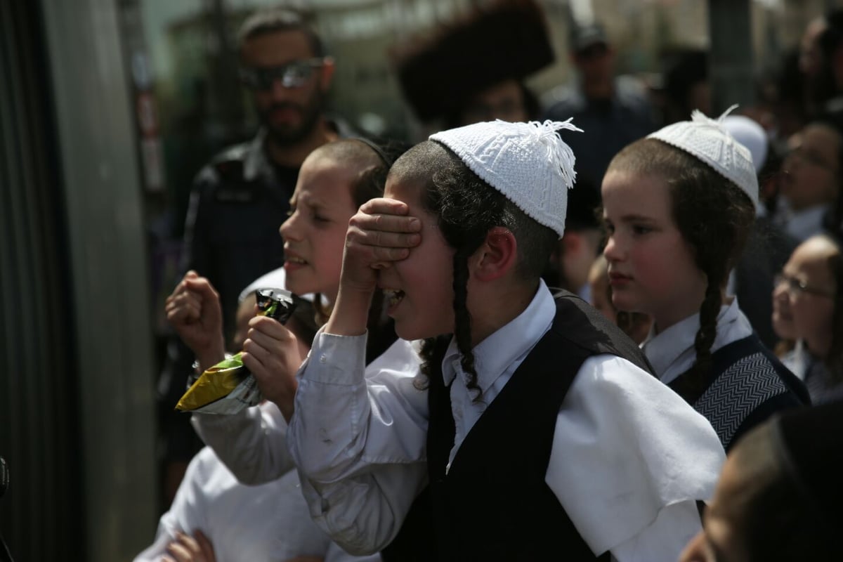 תיעוד: מחאת ילדים נגד נתיחת גופת הפעוט