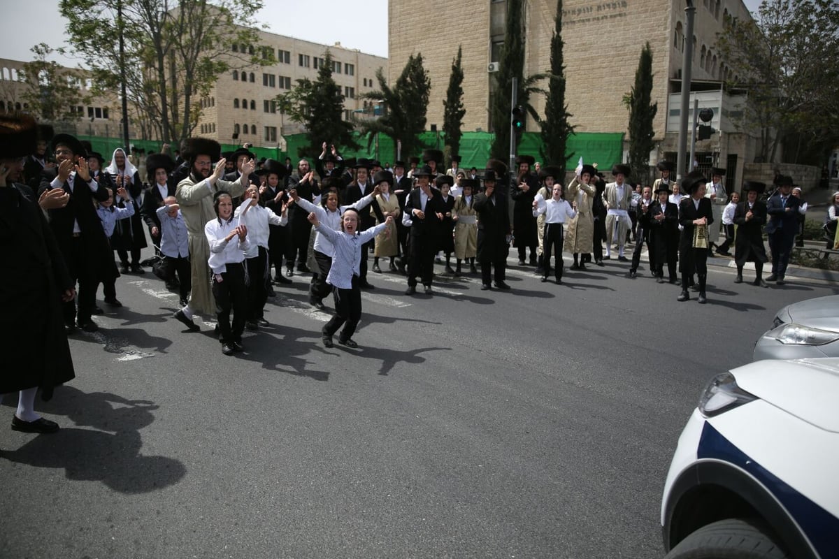 תיעוד: מחאת ילדים נגד נתיחת גופת הפעוט